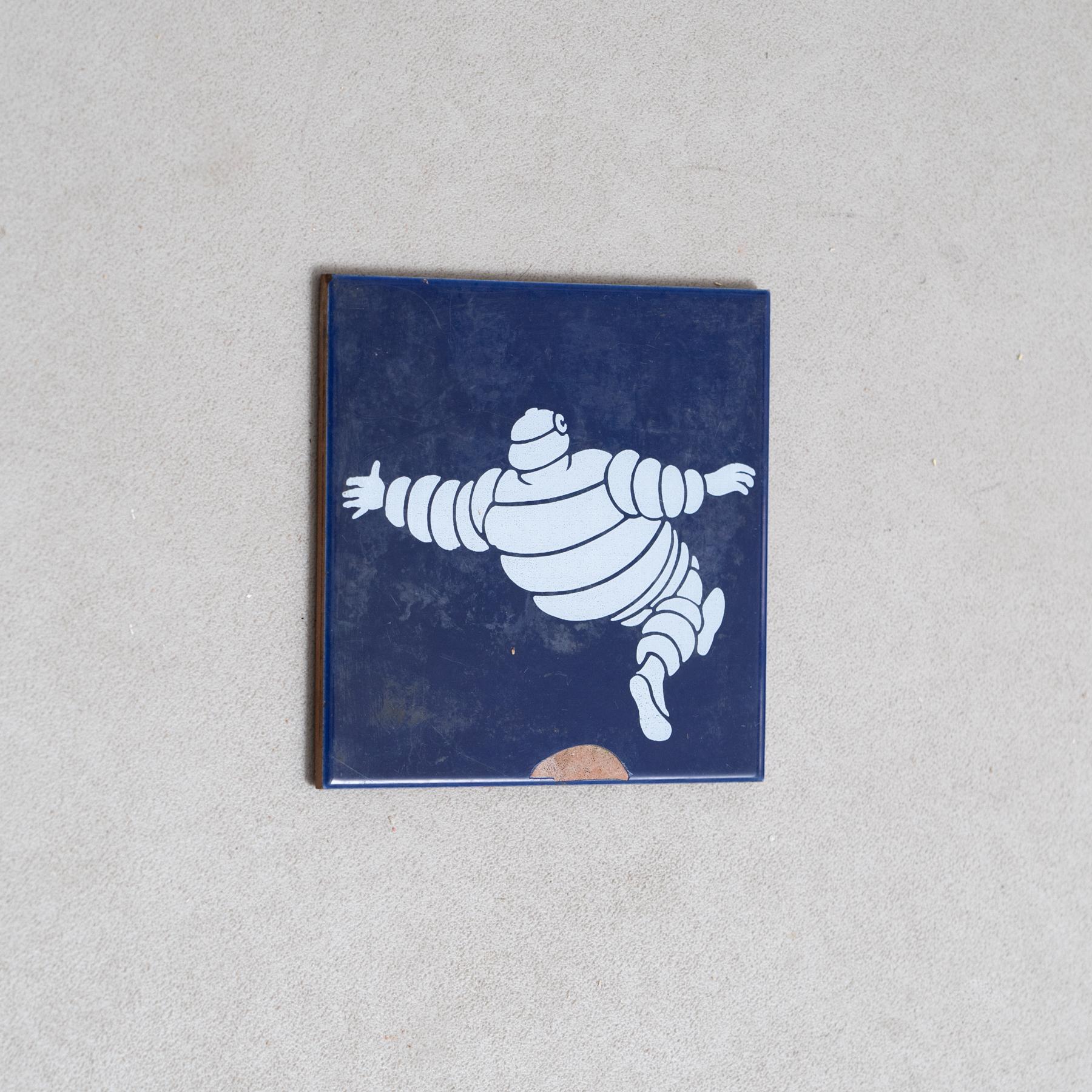 Baldosa de cerámica vintage azul Michelin Man, circa 1960 Moderno de mediados de siglo en venta