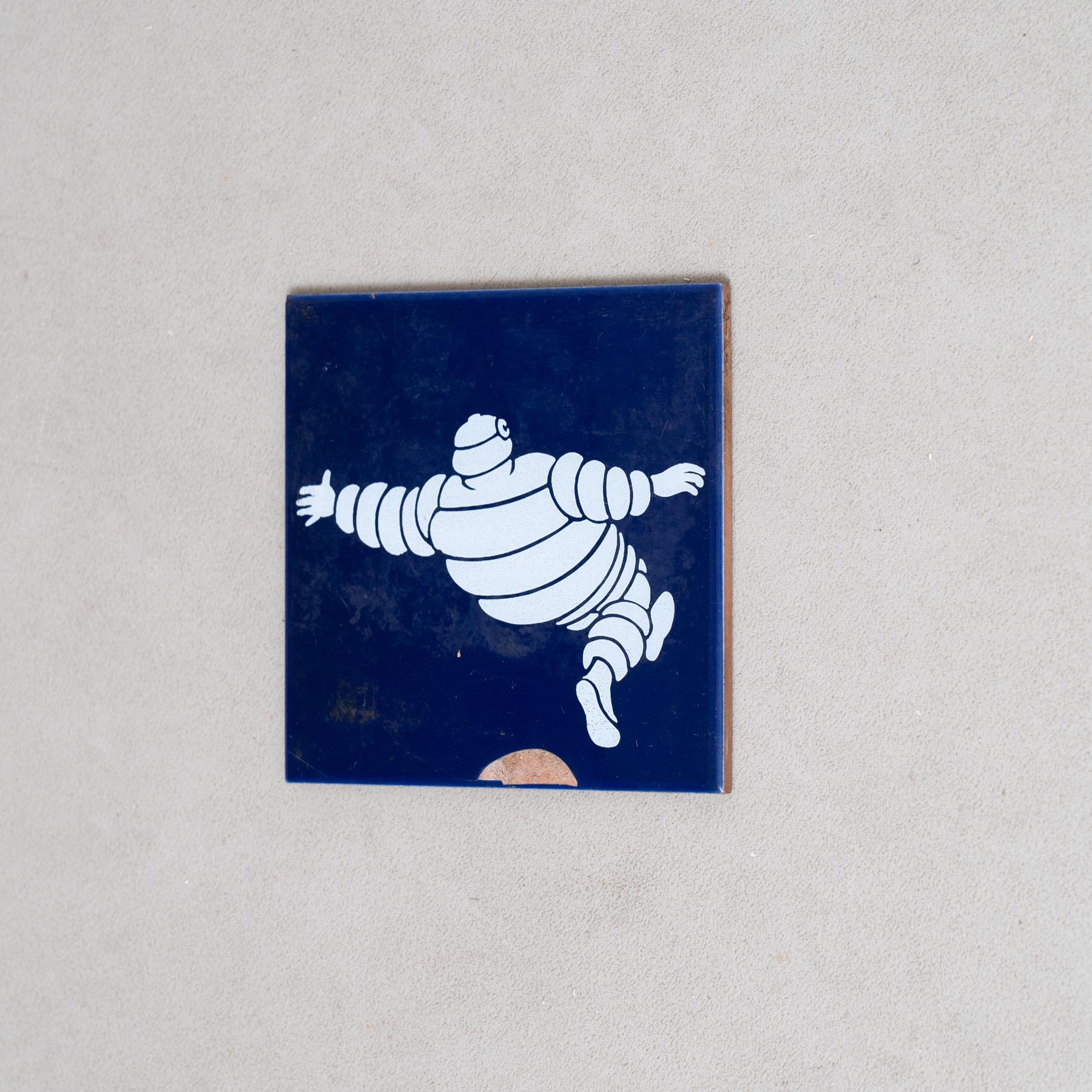 Baldosa de cerámica vintage azul Michelin Man, circa 1960 Español en venta