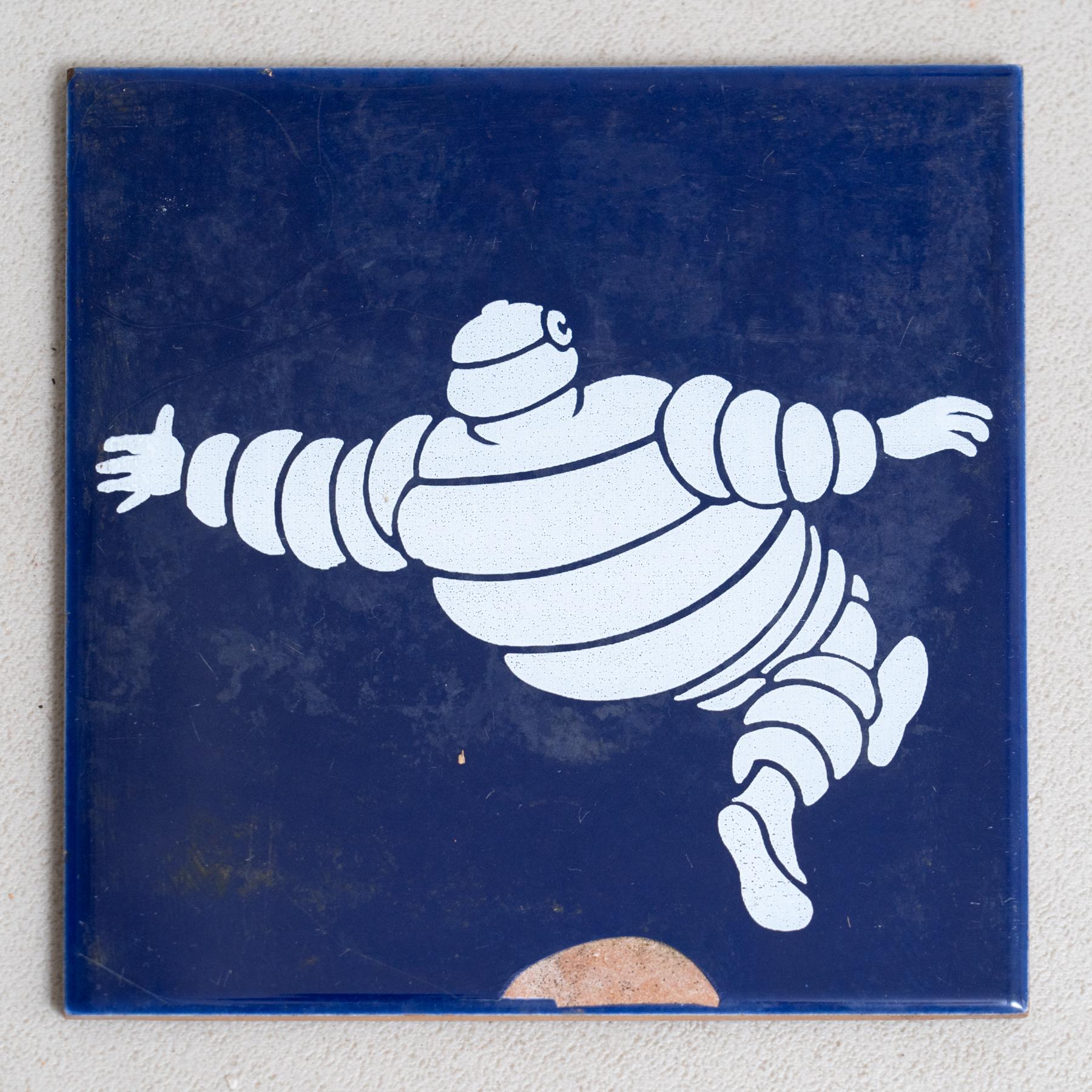 Baldosa de cerámica vintage azul Michelin Man, circa 1960 en Bueno estado para la venta en Barcelona, ES