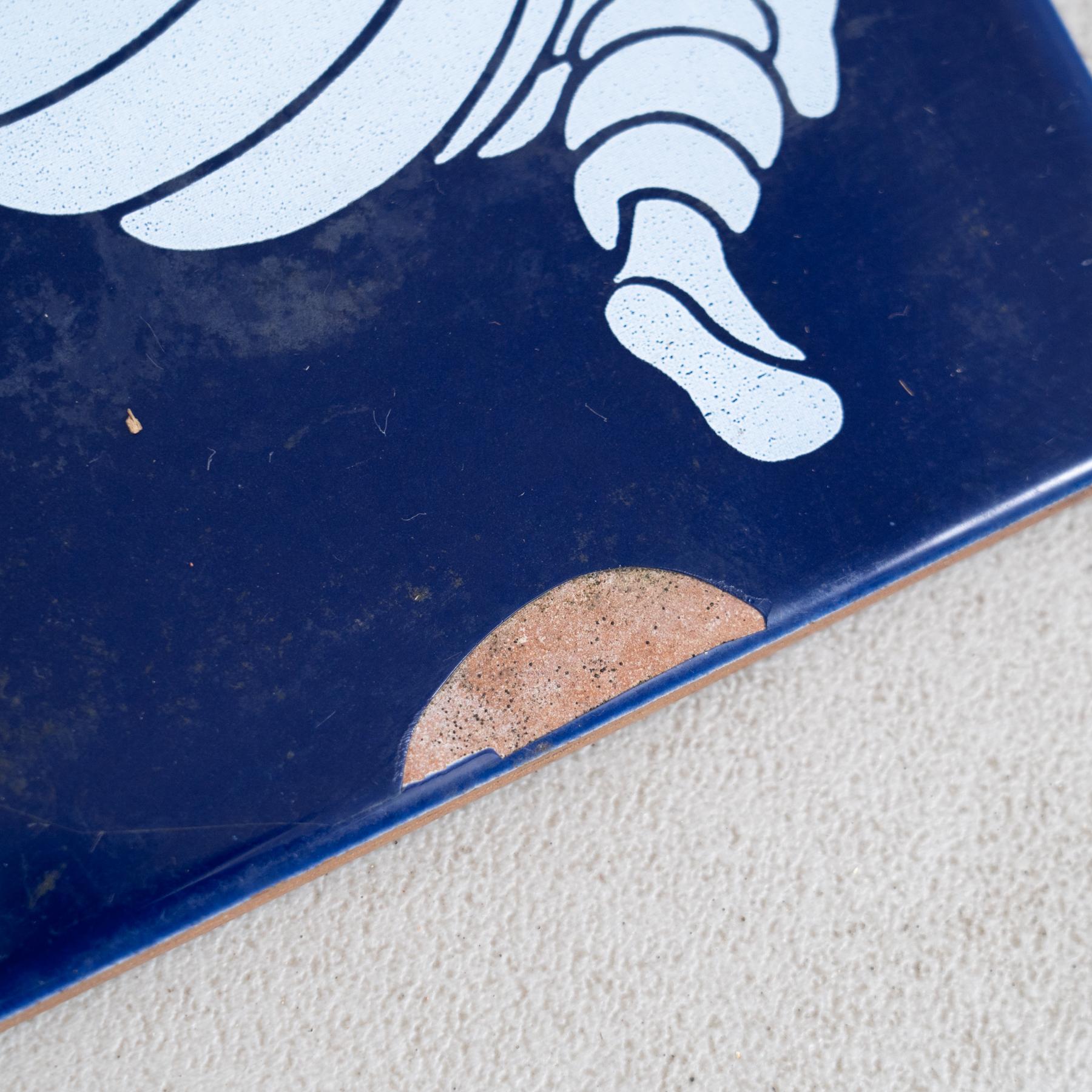 Baldosa de cerámica vintage azul Michelin Man, circa 1960 mediados del siglo XX en venta