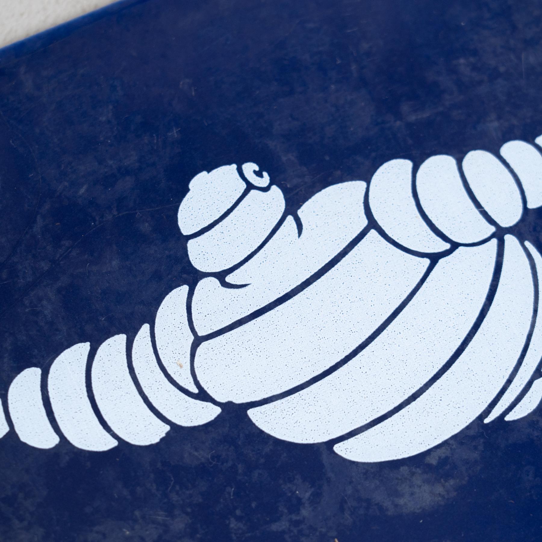 Baldosa de cerámica vintage azul Michelin Man, circa 1960 Cerámico en venta