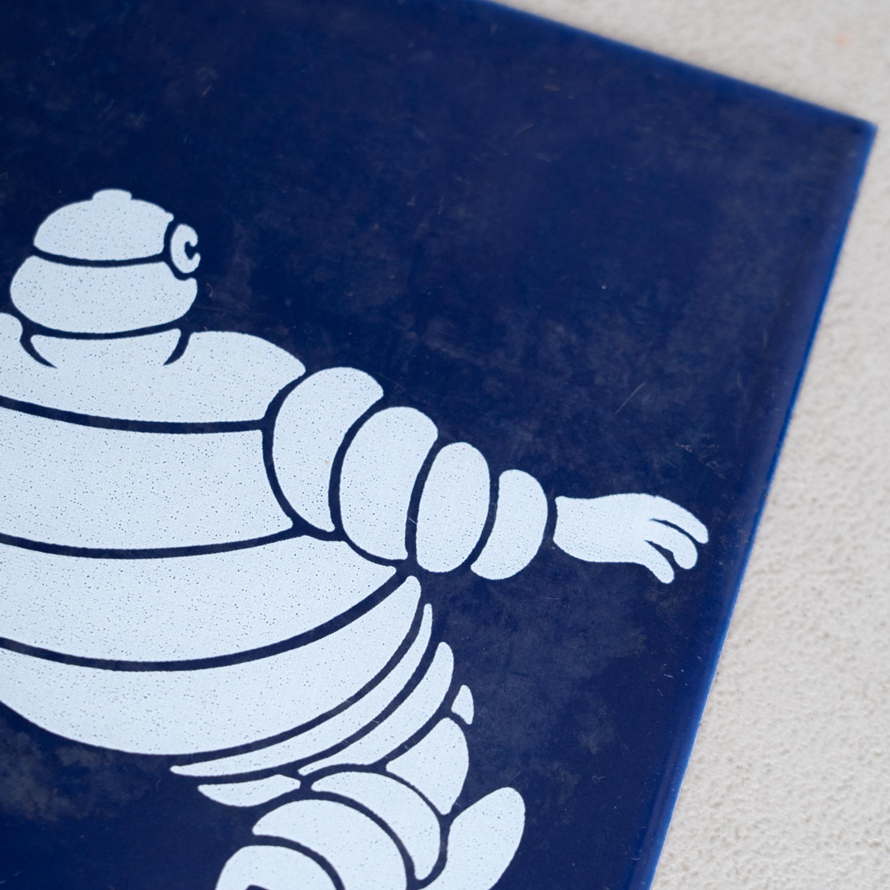 Baldosa de cerámica vintage azul Michelin Man, circa 1960 en venta 1