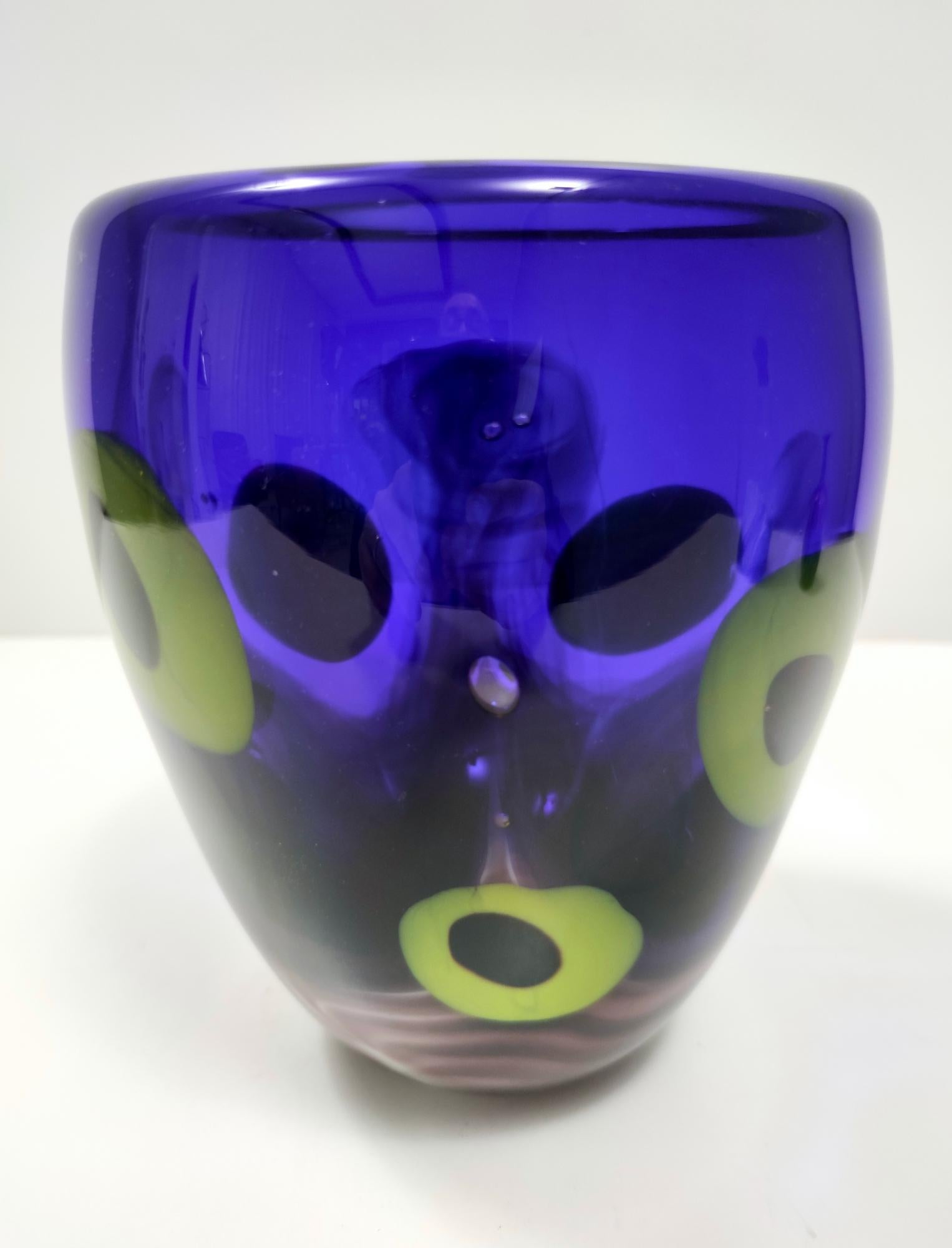 Postmoderne Vase postmoderne en verre de Murano bleu épais avec chartreuse et taches noires, Italie en vente
