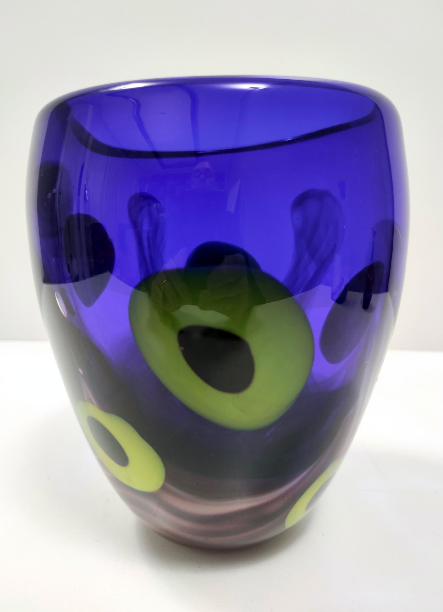 italien Vase postmoderne en verre de Murano bleu épais avec chartreuse et taches noires, Italie en vente