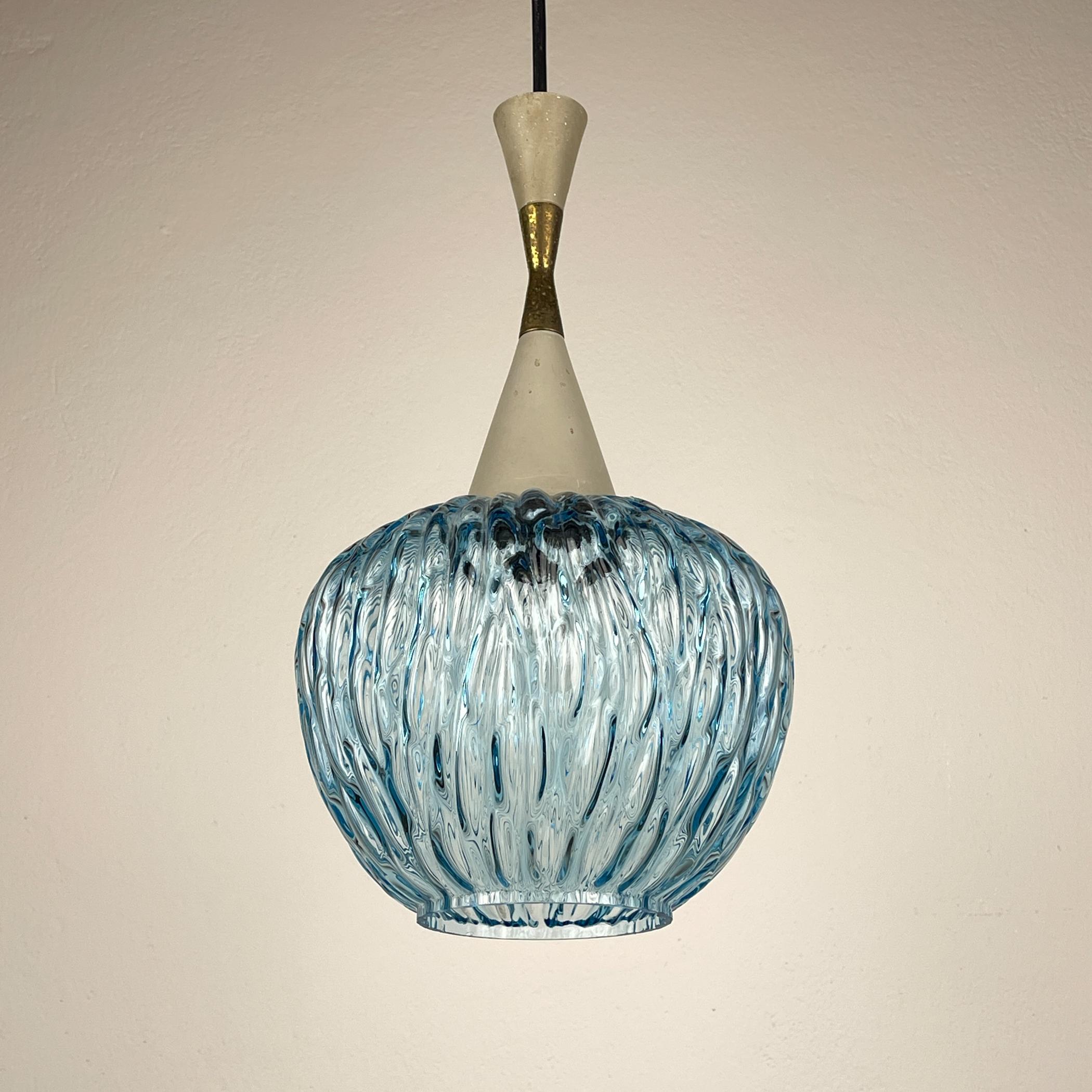 Lámpara colgante de bola de murano azul vintage de Stilnovo, fabricada en Italia en la década de 1950.
La fabricación italiana Stilnovo, fundada en 1946, es un faro del diseño italiano posterior a la Segunda Guerra Mundial, que dejó una huella