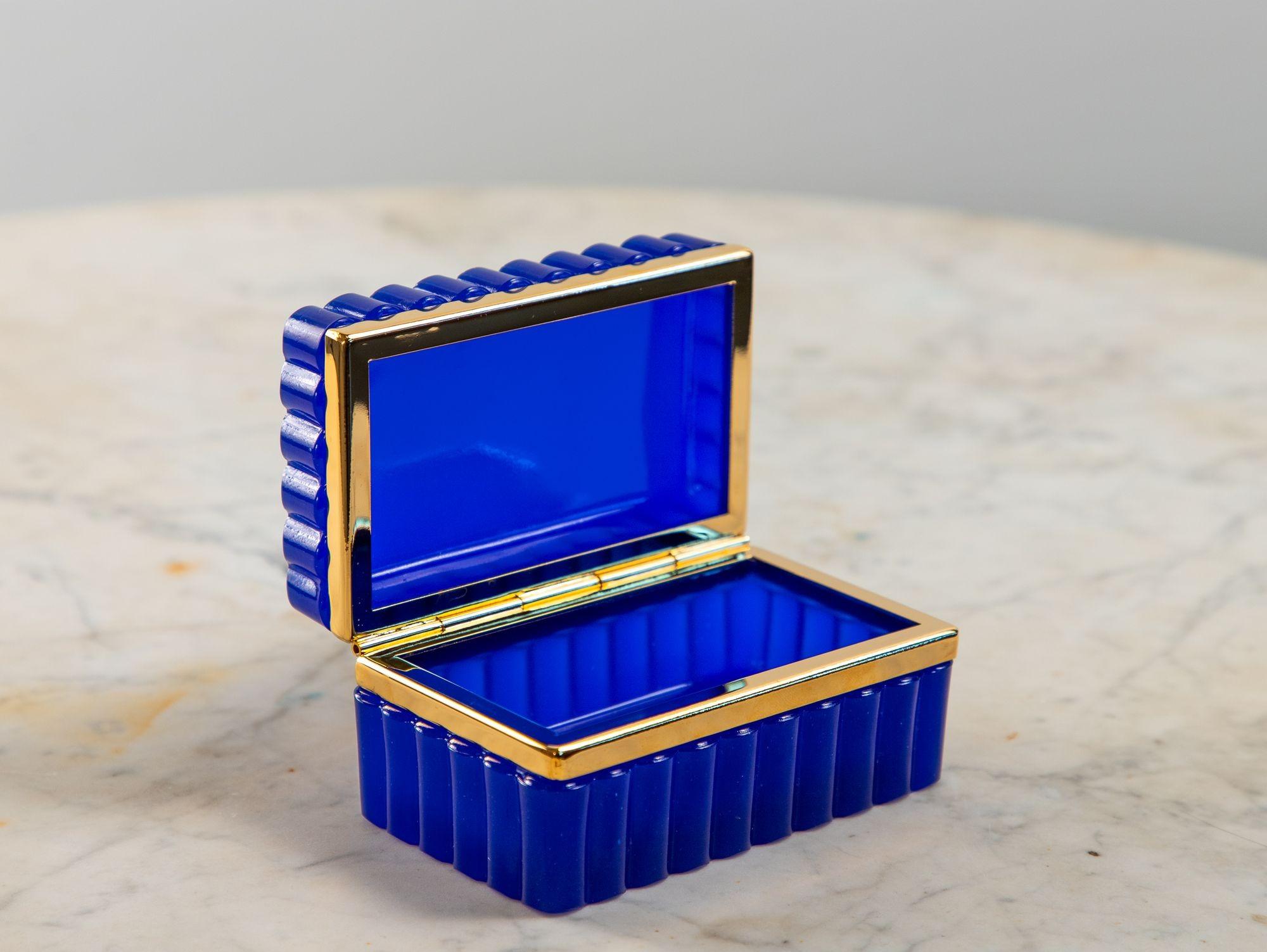 Un antico cofanetto francese in vetro opalino dal sorprendente colore lapislazzuli. Il vetro lucido è montato con una ferramenta in bronzo dorato, che aggiunge eleganza alla sua vibrante tonalità. Il design del vetro smerlato è raro e molto