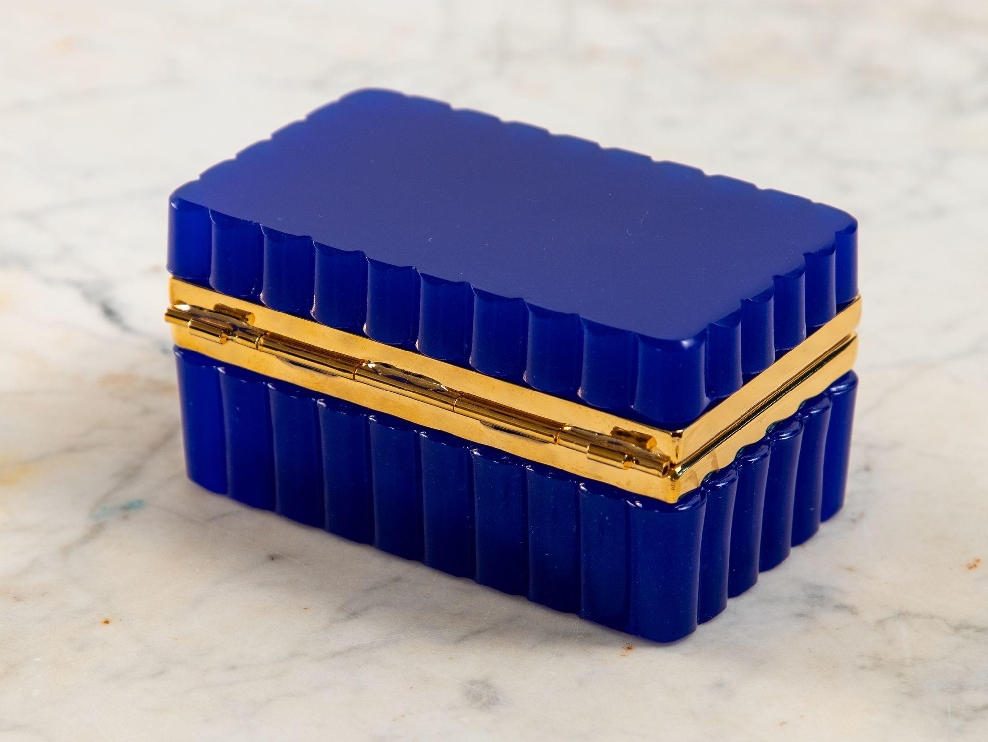 Francese Scatola di vetro opalino smerlato blu d'epoca con supporti in ottone, Francia, 20° secolo. in vendita