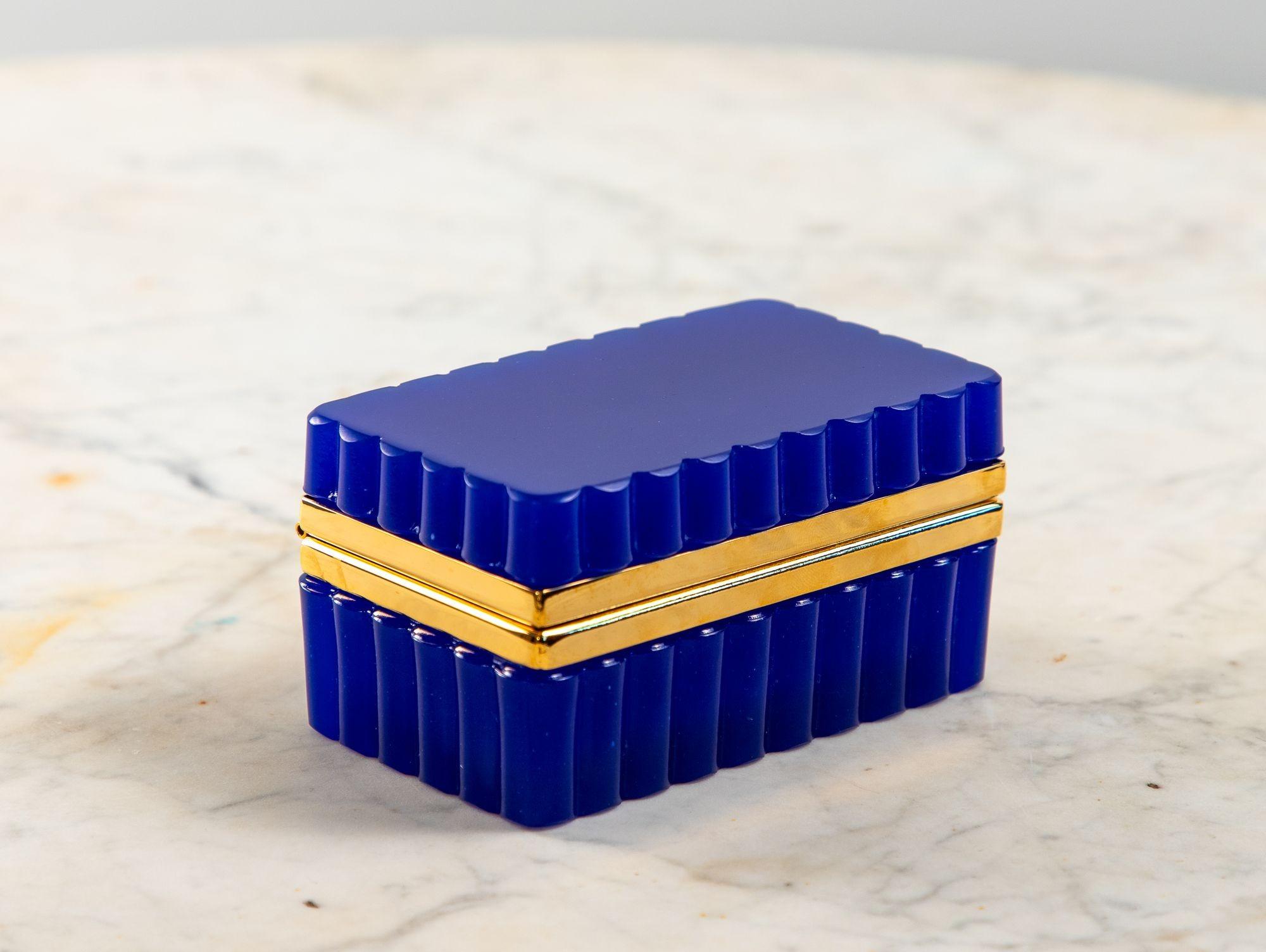 Scatola di vetro opalino smerlato blu d'epoca con supporti in ottone, Francia, 20° secolo. In condizioni buone in vendita a South Salem, NY