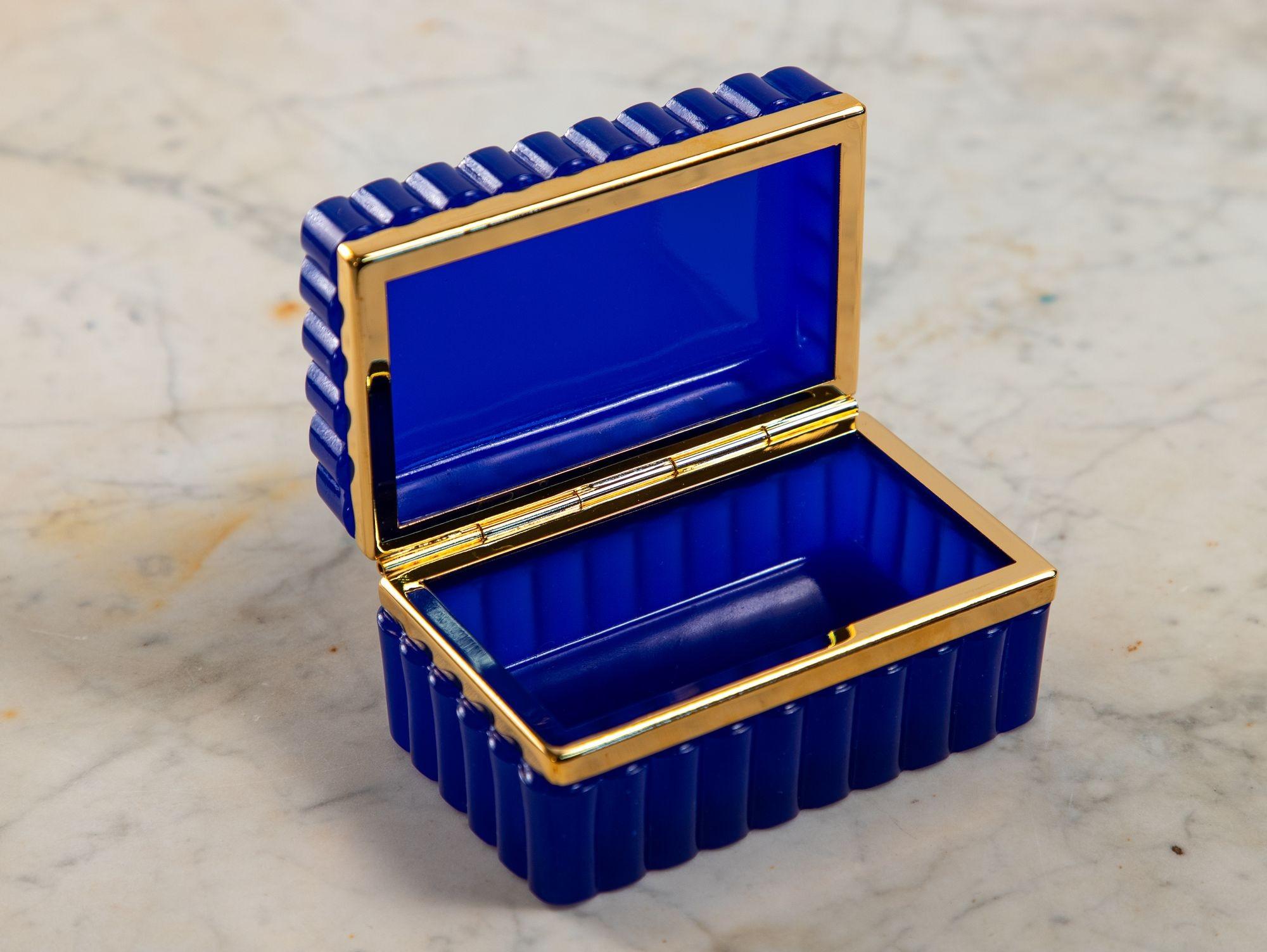 XX secolo Scatola di vetro opalino smerlato blu d'epoca con supporti in ottone, Francia, 20° secolo. in vendita