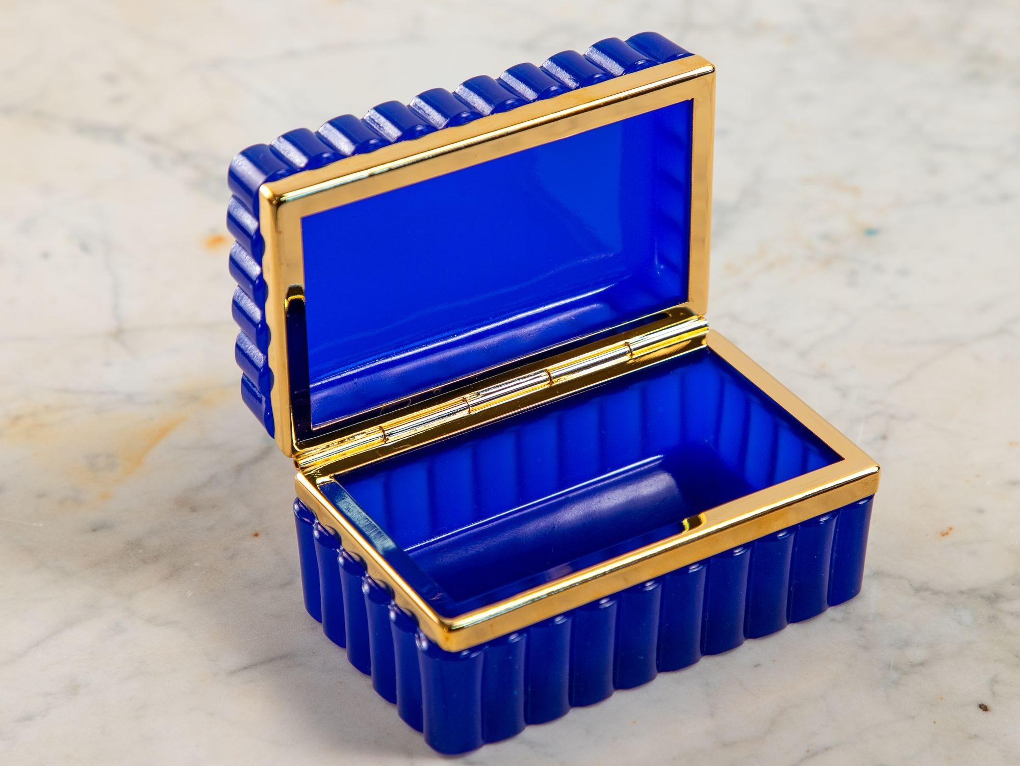 Vetro opalino Scatola di vetro opalino smerlato blu d'epoca con supporti in ottone, Francia, 20° secolo. in vendita
