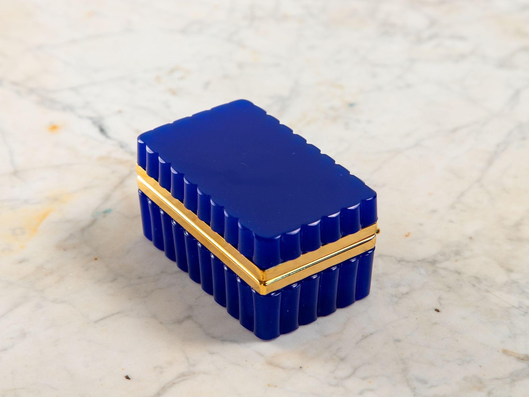 Scatola di vetro opalino smerlato blu d'epoca con supporti in ottone, Francia, 20° secolo. in vendita 1