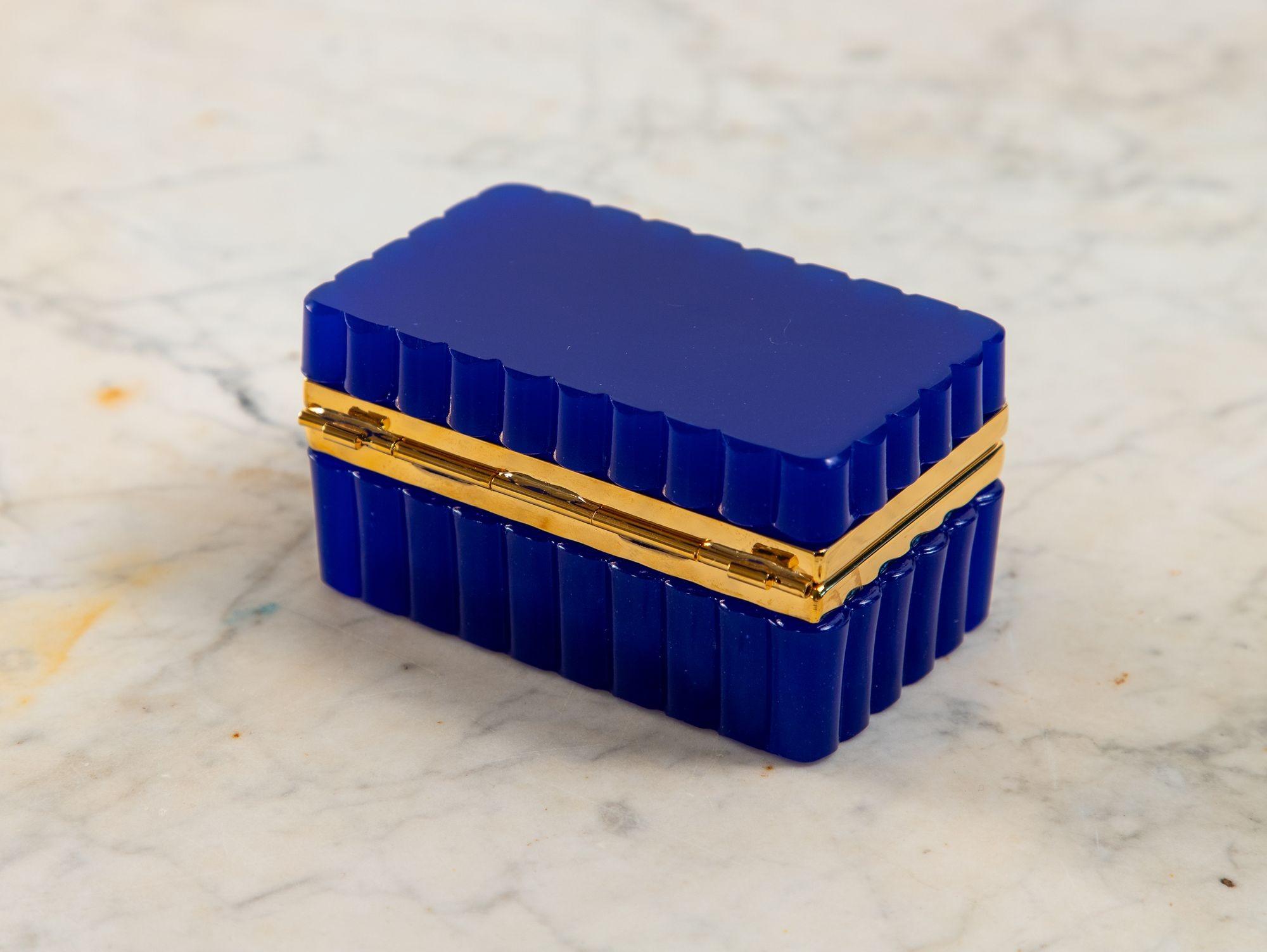 Scatola di vetro opalino smerlato blu d'epoca con supporti in ottone, Francia, 20° secolo. in vendita 2