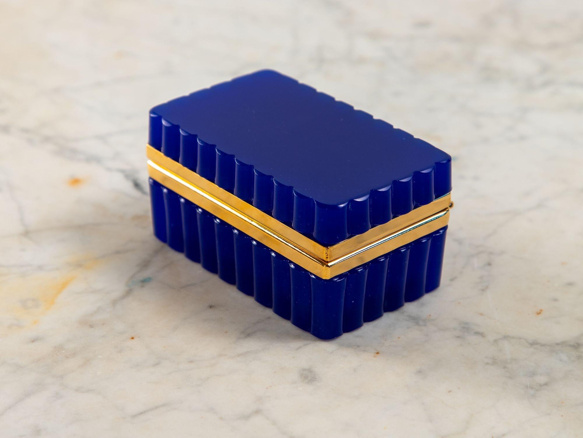 Scatola di vetro opalino smerlato blu d'epoca con supporti in ottone, Francia, 20° secolo. in vendita 3