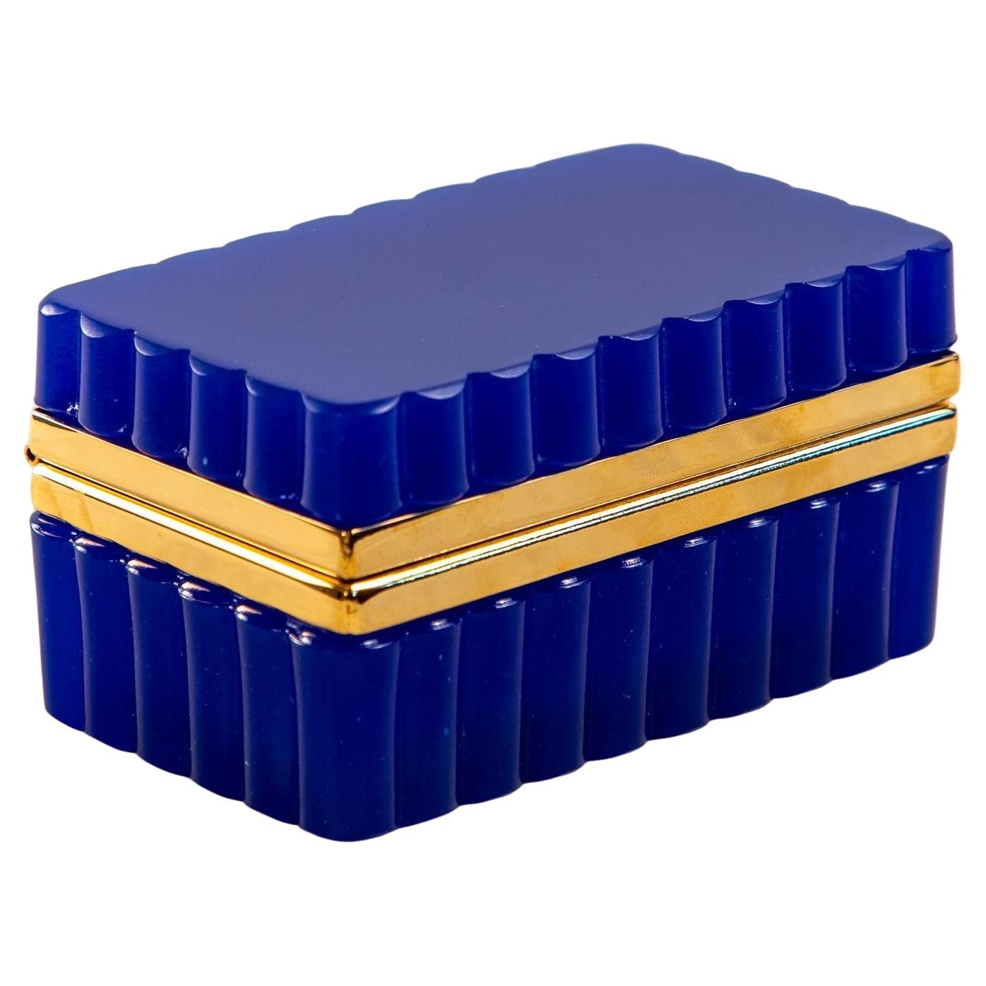 Caja vintage de cristal opalino azul festoneado con monturas de latón, Francia S. XX