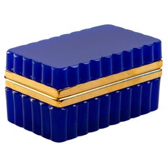 Blaue Opalglasschachtel mit Messingbeschlägen, Frankreich 20.Jh.