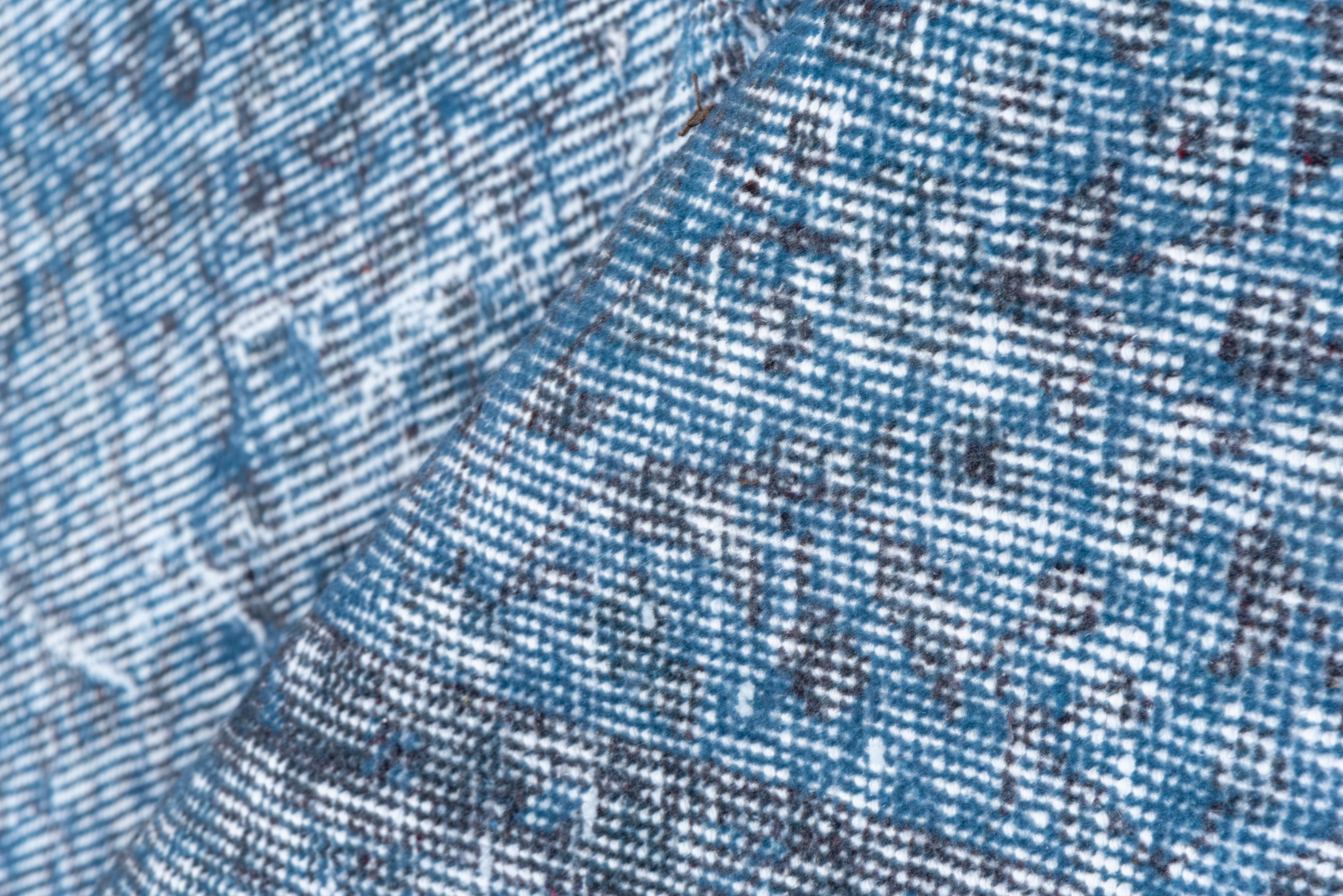 Blauer überzogener blauer Teppich im Shabby-Chic-Stil (Handgeknüpft) im Angebot