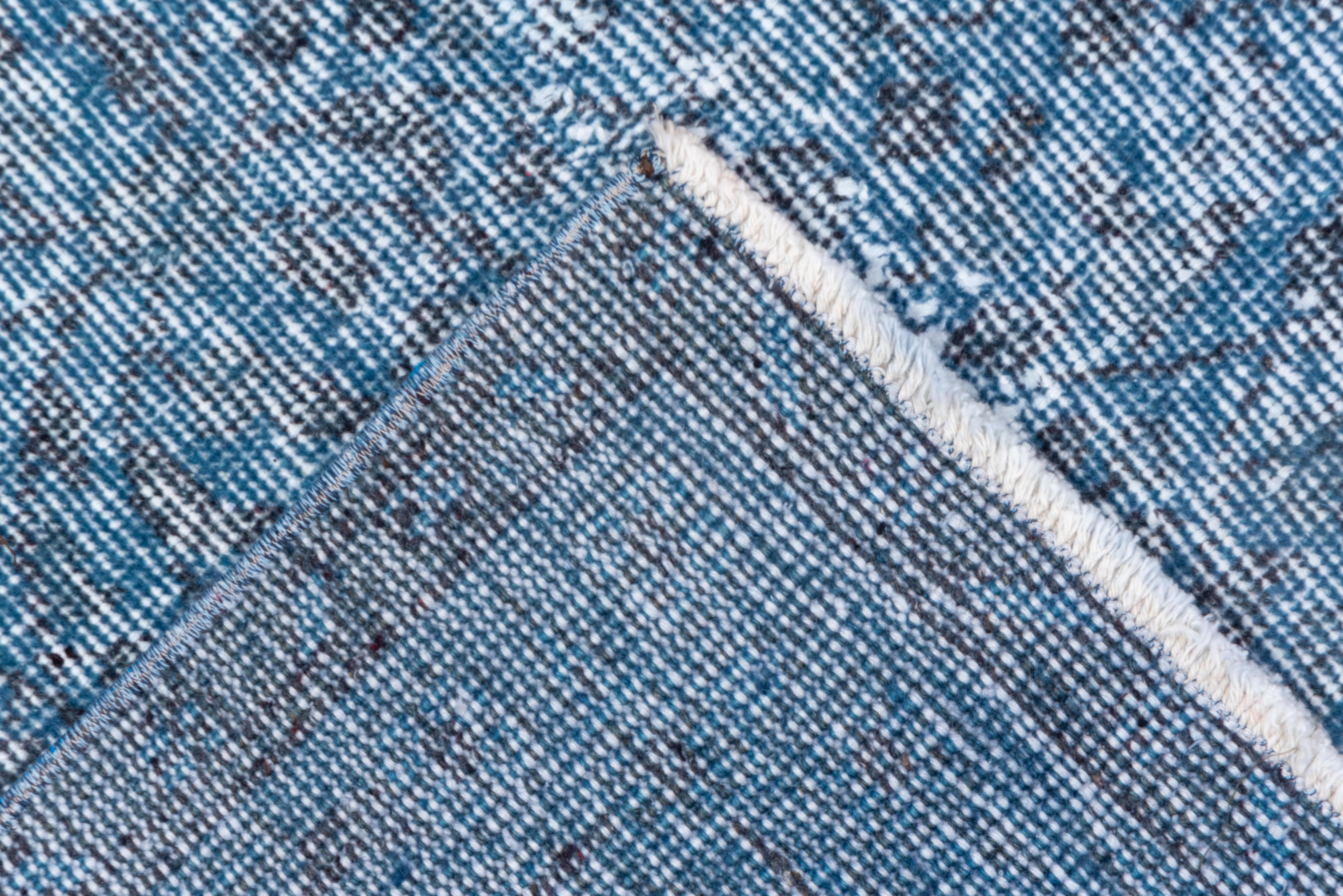 Blauer überzogener blauer Teppich im Shabby-Chic-Stil im Zustand „Gut“ im Angebot in New York, NY