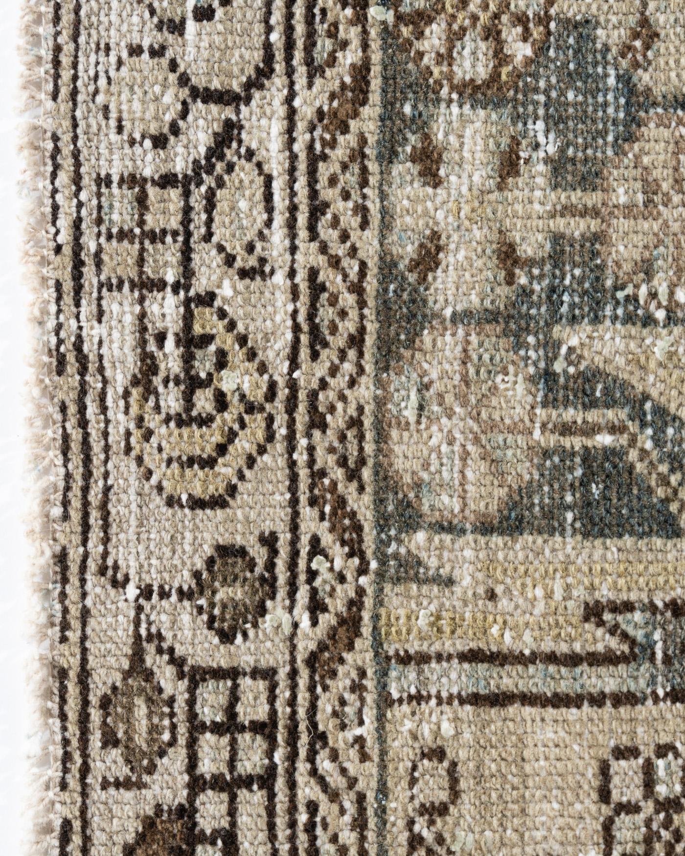 Tappeto Mazlagan blu vintage, persiano, con segni di invecchiamento, 4'5 x 6'3 In condizioni buone in vendita a New York, NY