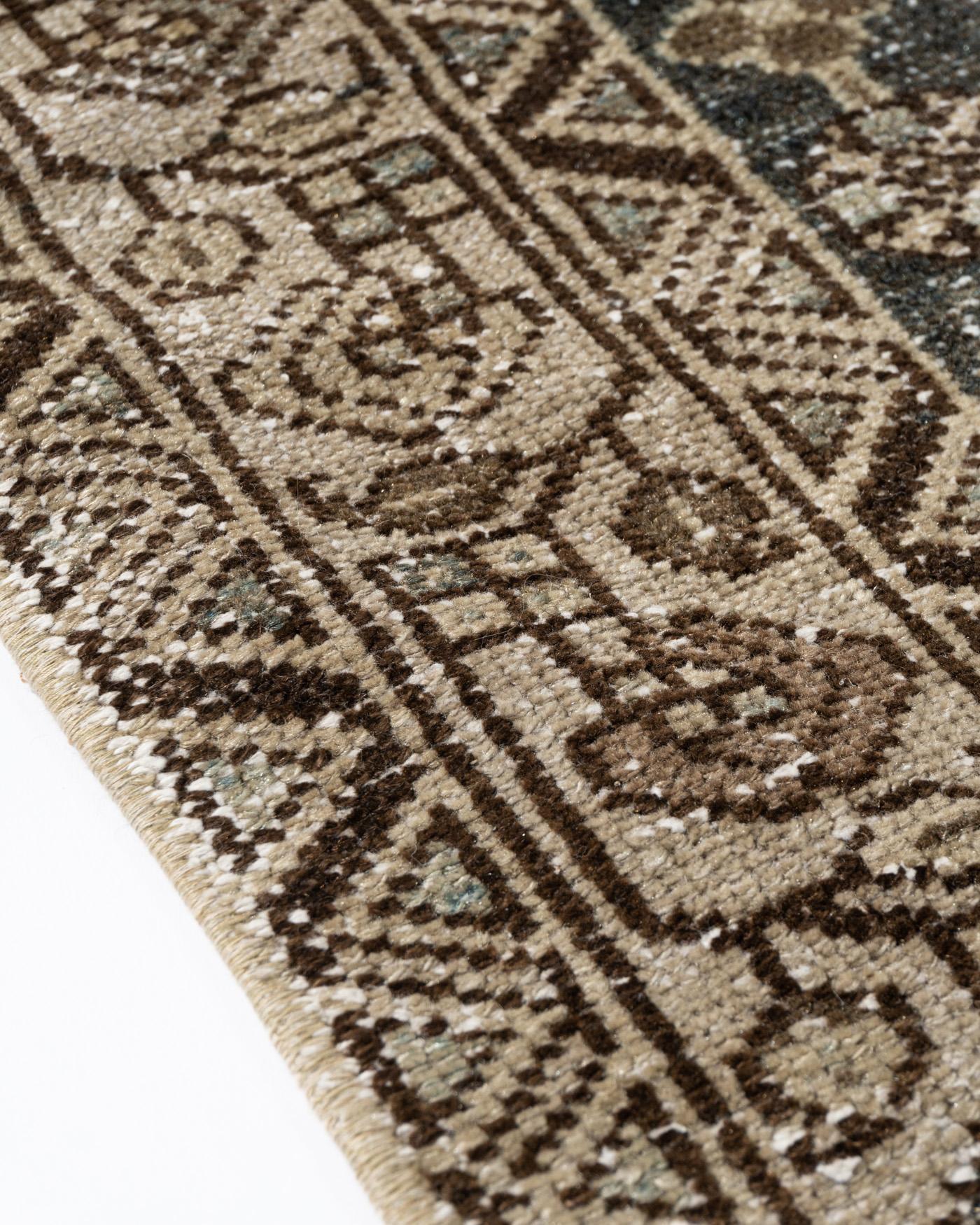 XX secolo Tappeto Mazlagan blu vintage, persiano, con segni di invecchiamento, 4'5 x 6'3 in vendita