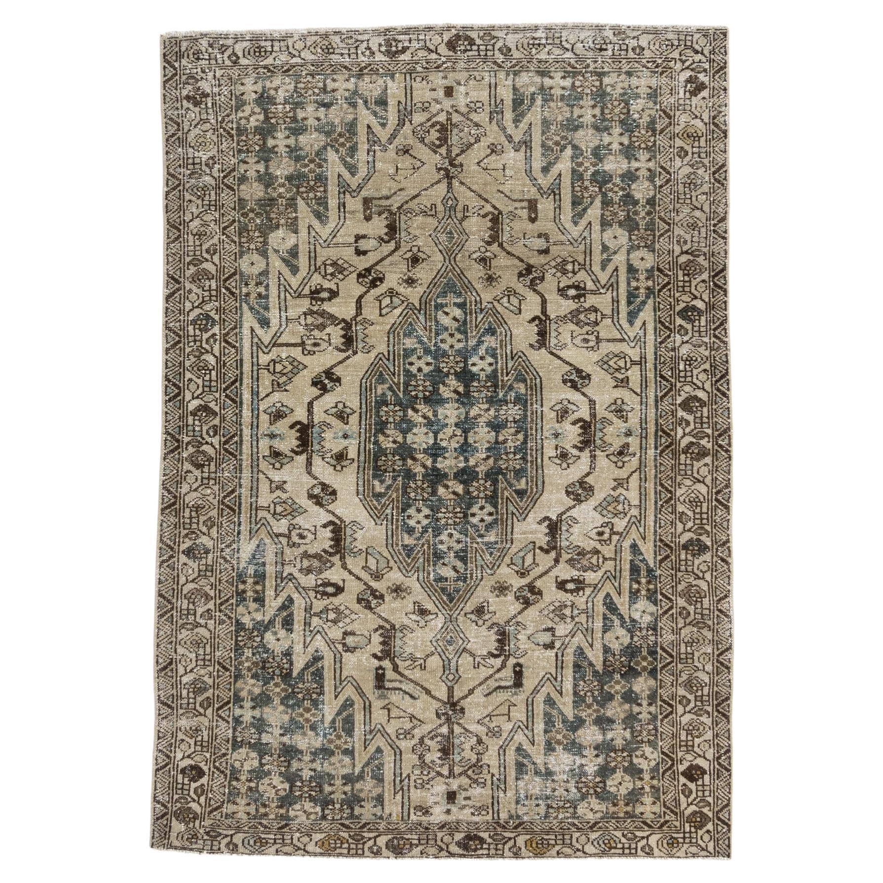 Tappeto Mazlagan blu vintage, persiano, con segni di invecchiamento, 4'5 x 6'3 in vendita