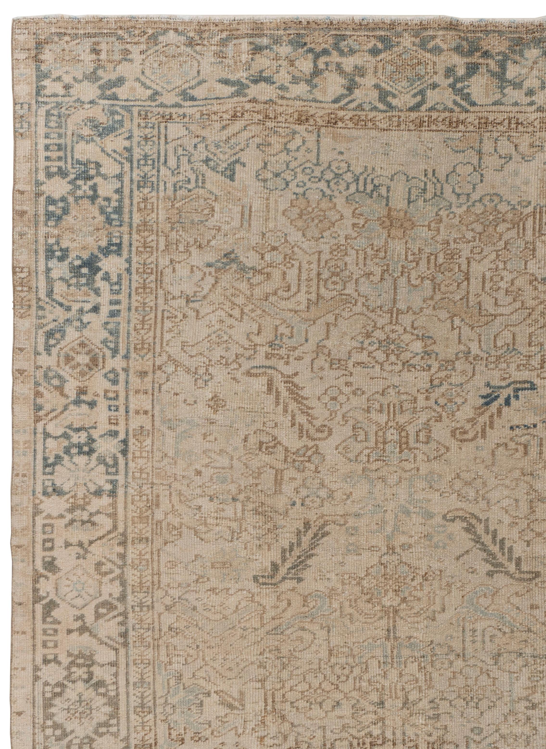 6' X 8'4. Im Heriz-Distrikt im Nordwesten Persiens werden seit über einem Jahrhundert Teppiche mit geometrischen Mustern und sanften bis kräftigen Farbtönen gewebt. Medaillonmuster sind bei weitem am häufigsten anzutreffen, aber es gibt auch