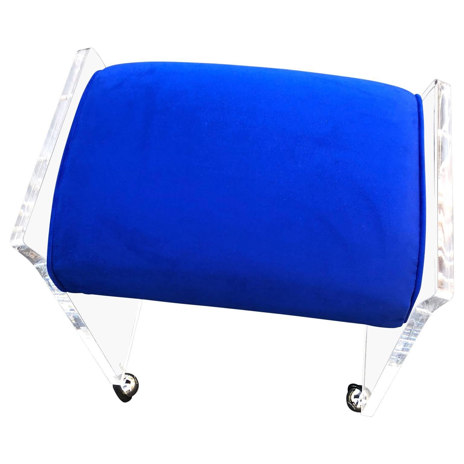 Coussin bleu vintage en lucite, banc ou tabouret moderne du milieu du siècle dernier en vente 2