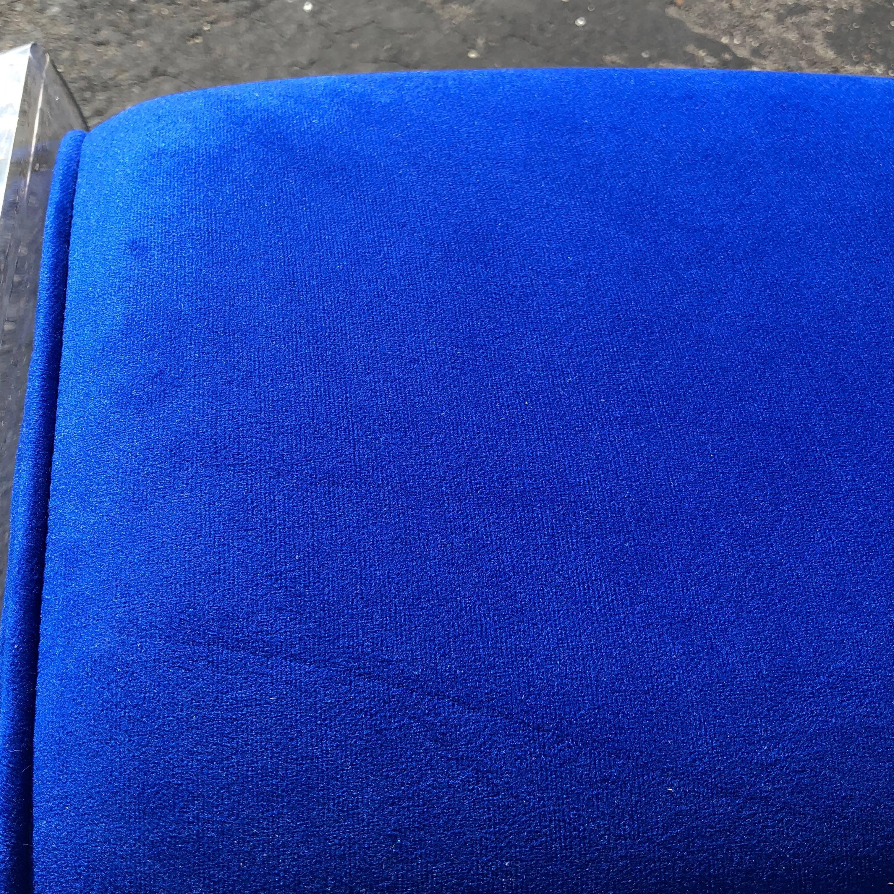 Coussin bleu vintage en lucite, banc ou tabouret moderne du milieu du siècle dernier en vente 4