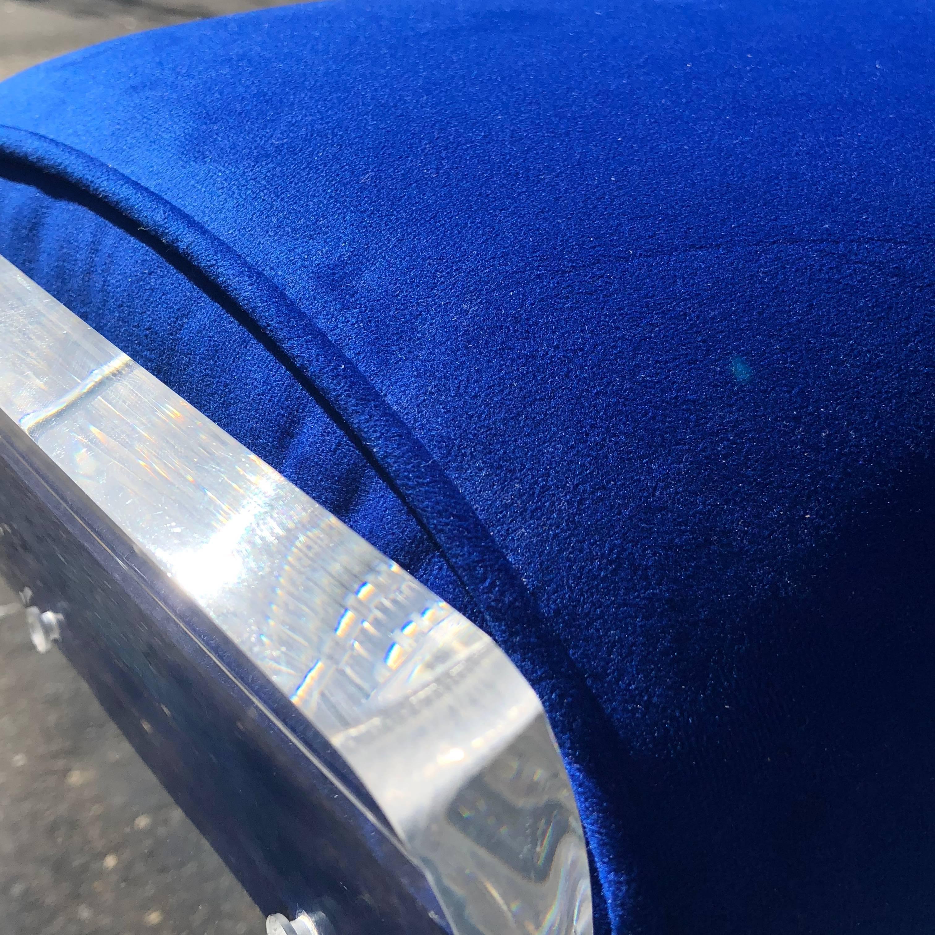 Coussin bleu vintage en lucite, banc ou tabouret moderne du milieu du siècle dernier en vente 5