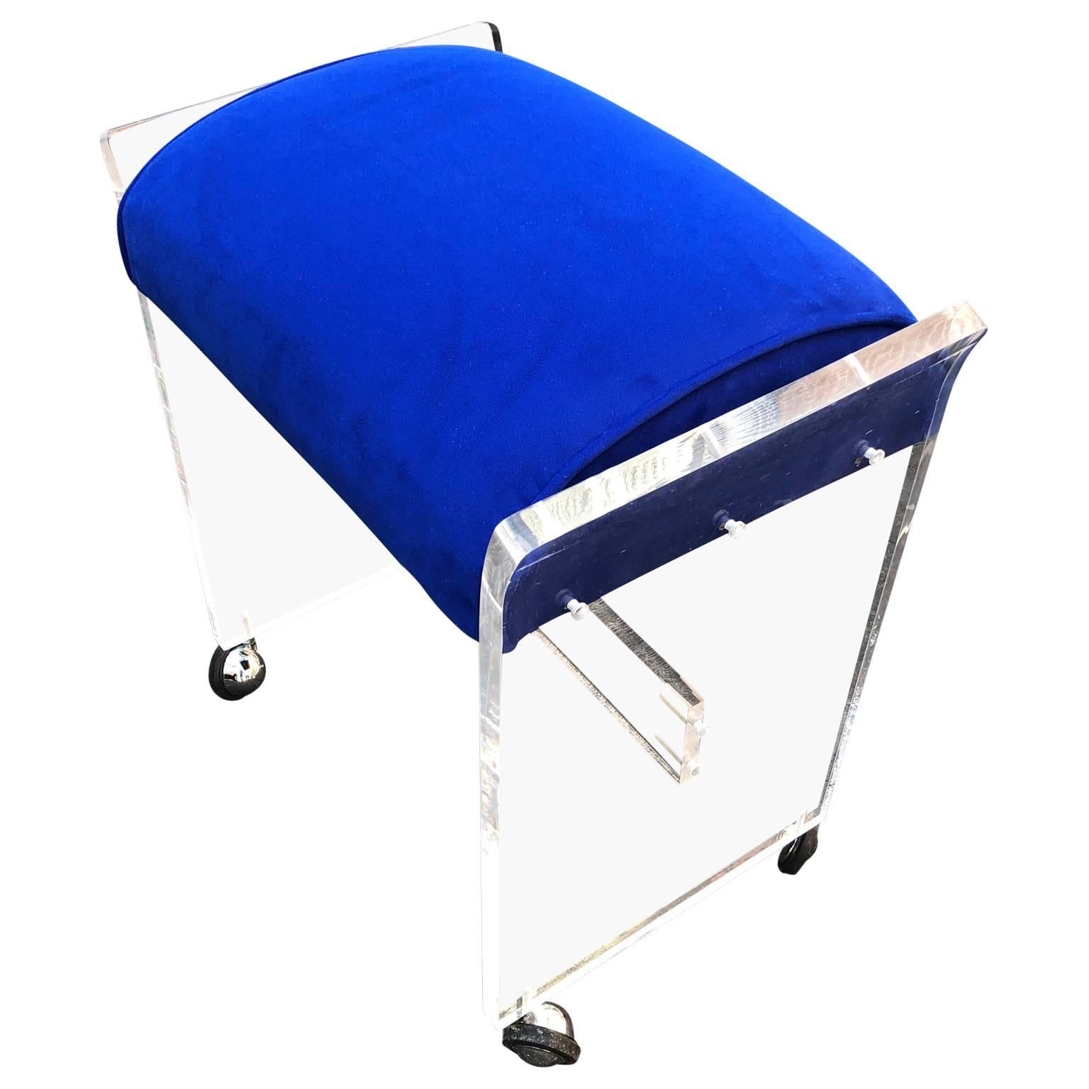 Fait main Coussin bleu vintage en lucite, banc ou tabouret moderne du milieu du siècle dernier en vente