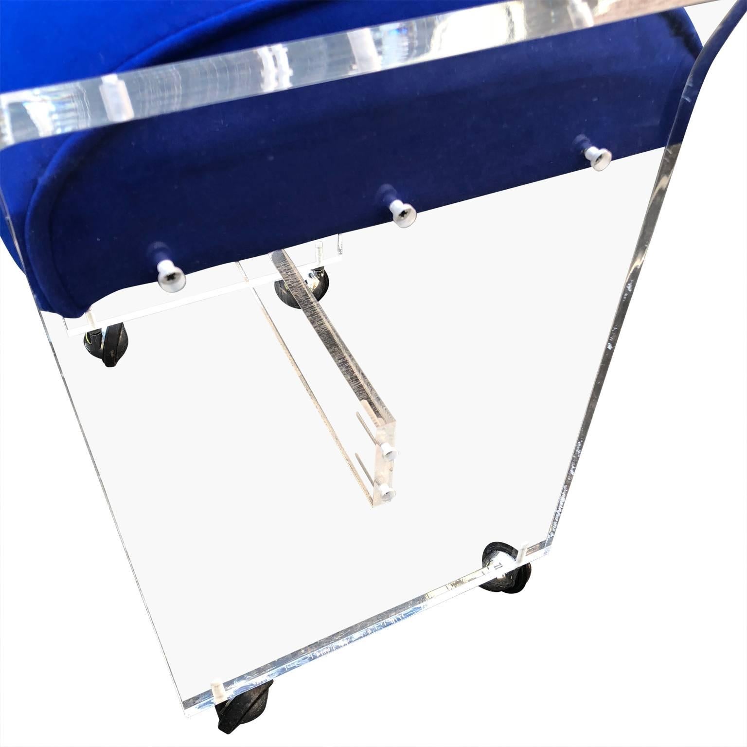 20ième siècle Coussin bleu vintage en lucite, banc ou tabouret moderne du milieu du siècle dernier en vente