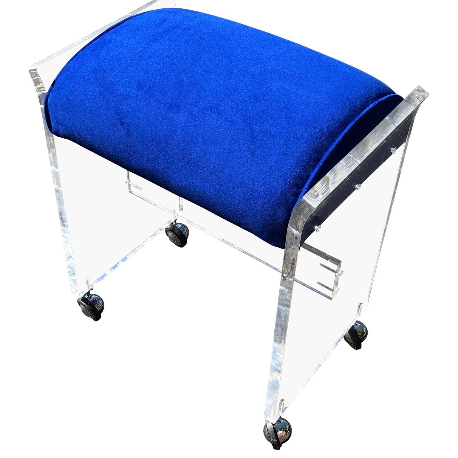 Coussin bleu vintage en lucite, banc ou tabouret moderne du milieu du siècle dernier en vente 1