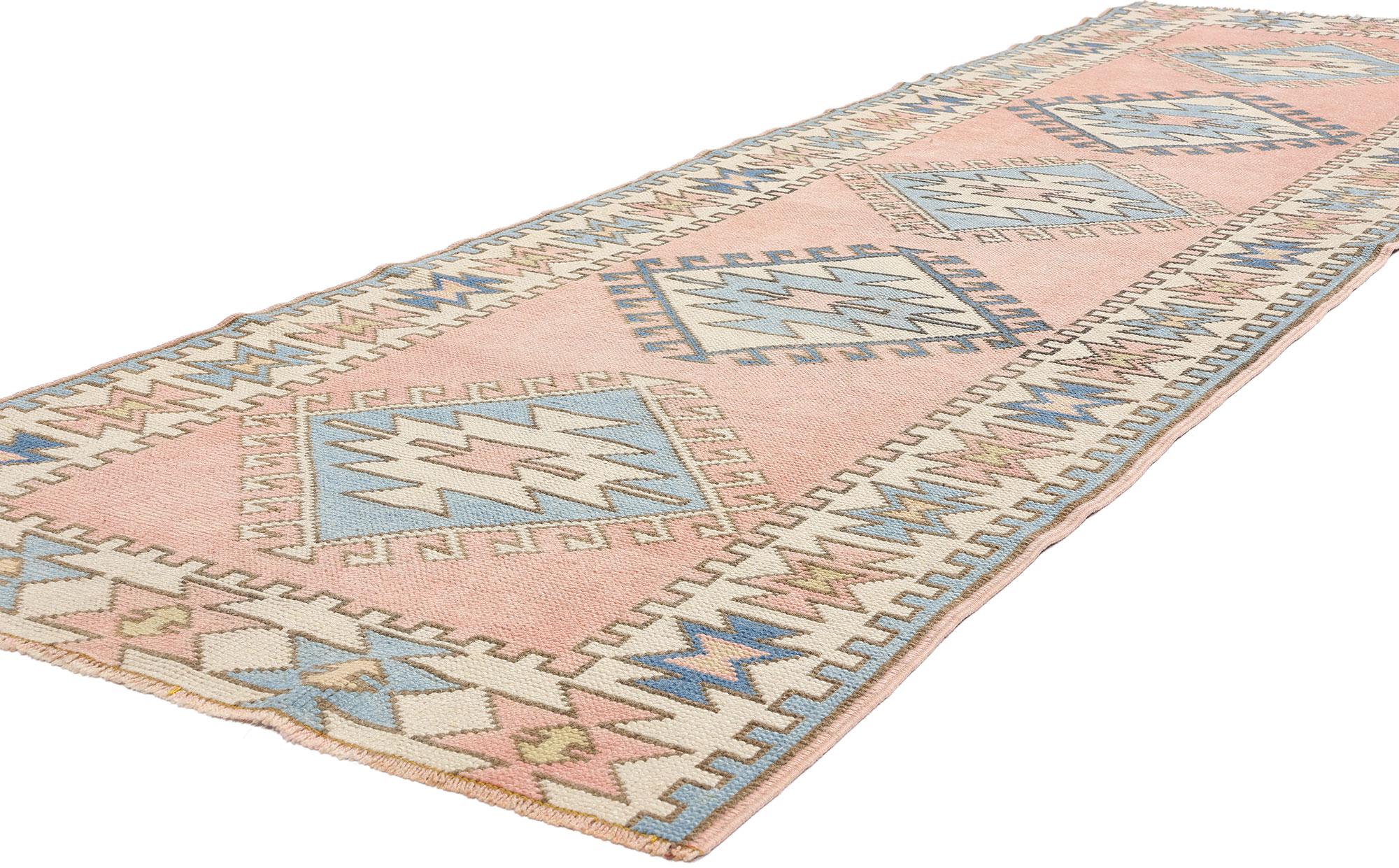 53928 Vintage Pink Türkisch Oushak Rug Runner, 02'11 x 09'09. Türkische Oushak-Teppichläufer, die aus der Oushak-Region in der Westtürkei stammen, sind berühmt für ihre kunstvollen Designs, die ausgedehnte geometrische Muster und beruhigende