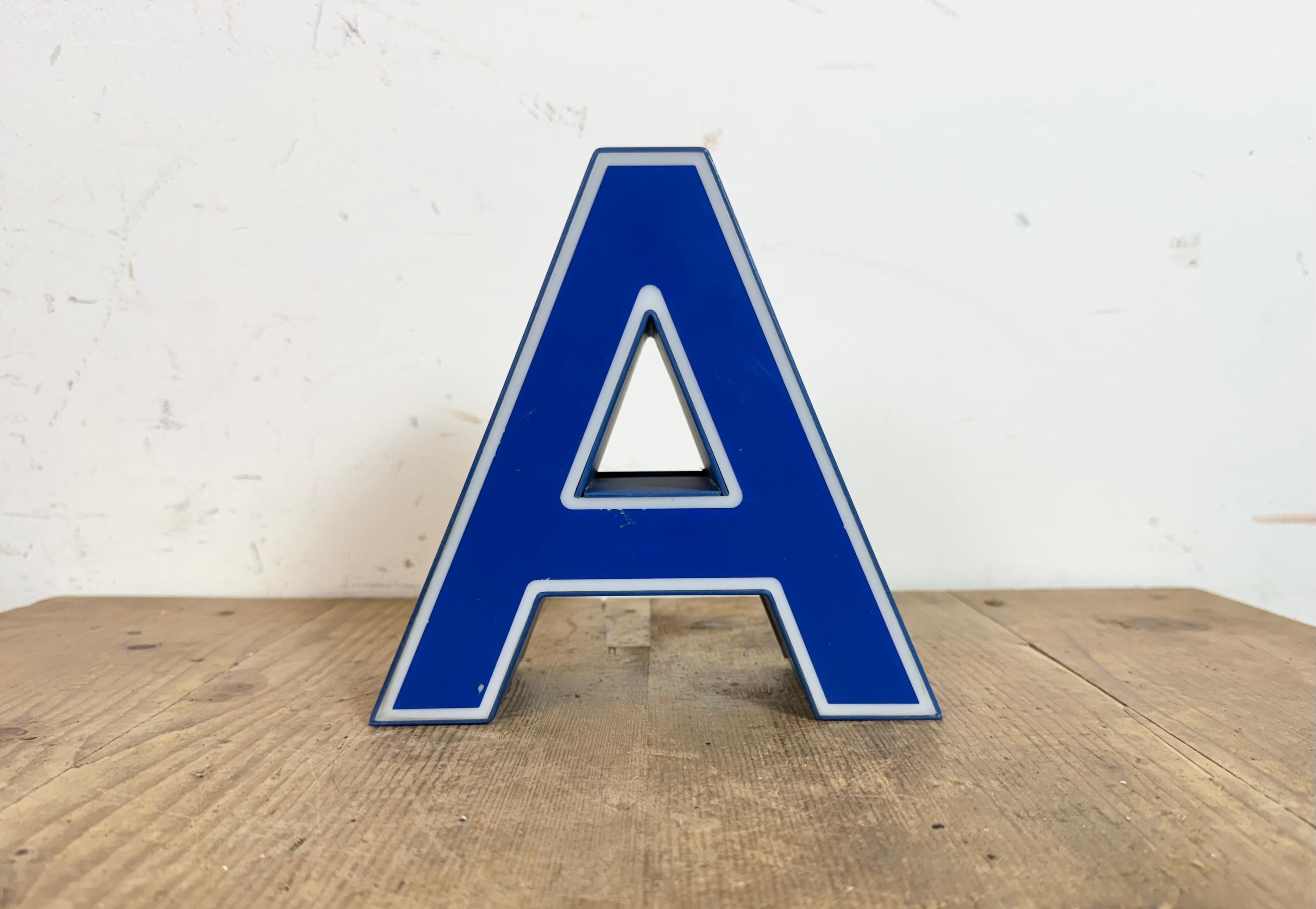 Esta letra A iluminada de plástico azul industrial vintage se fabricó en Italia en los años 70 y procede de un antiguo cartel publicitario. Está equipado con una tira de LED. La letra puede utilizarse como lámpara de mesa o aplique de pared.El peso