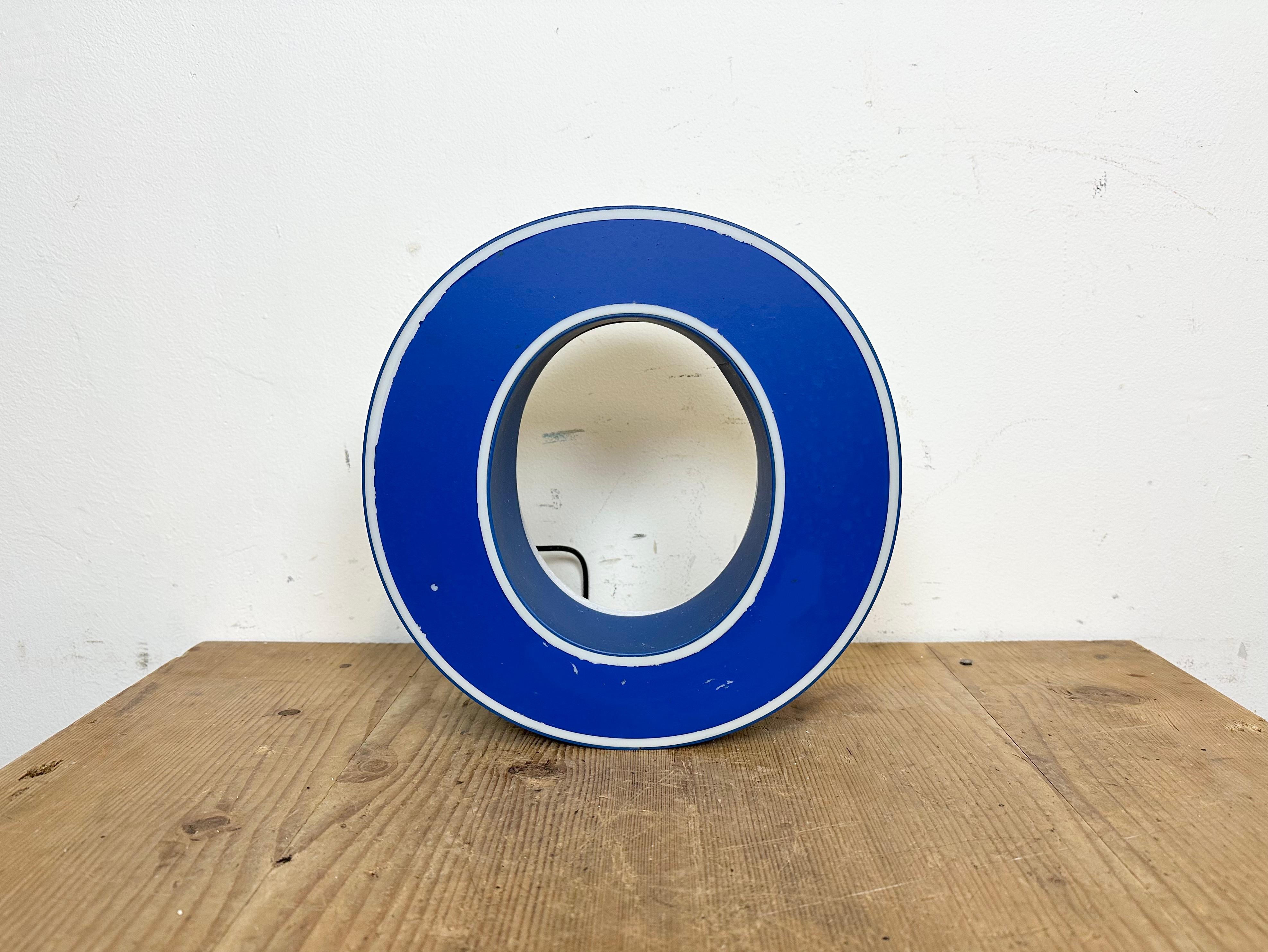 This vintage industrial blue plastic illuminated letter O was made in Italy during the 1970s and comes from an old advertising banner. It is equipped with a LED strip. The weight of the letter is 0.6kg.