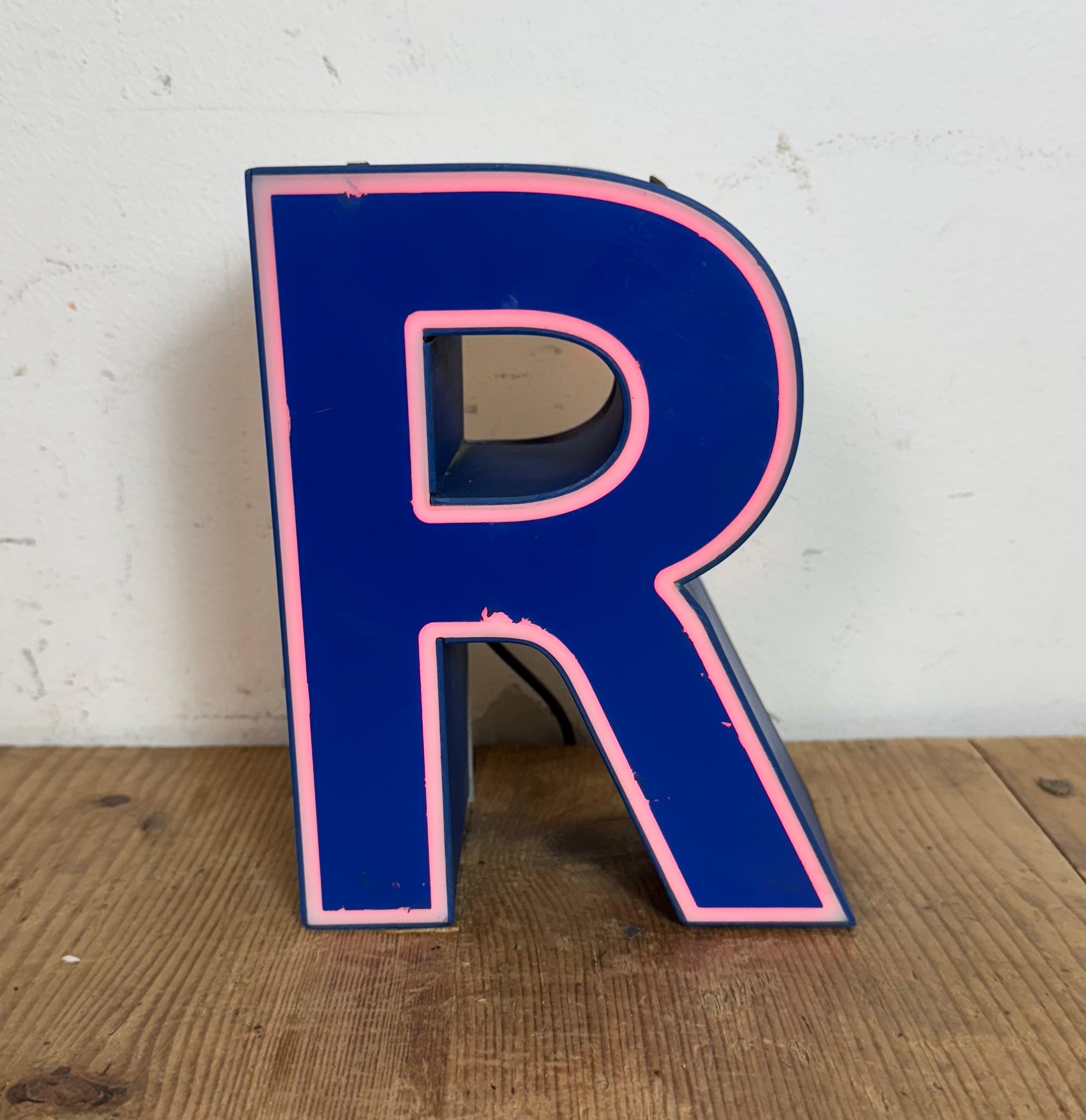 Letra R iluminada de plástico azul vintage, años 70 en venta 3