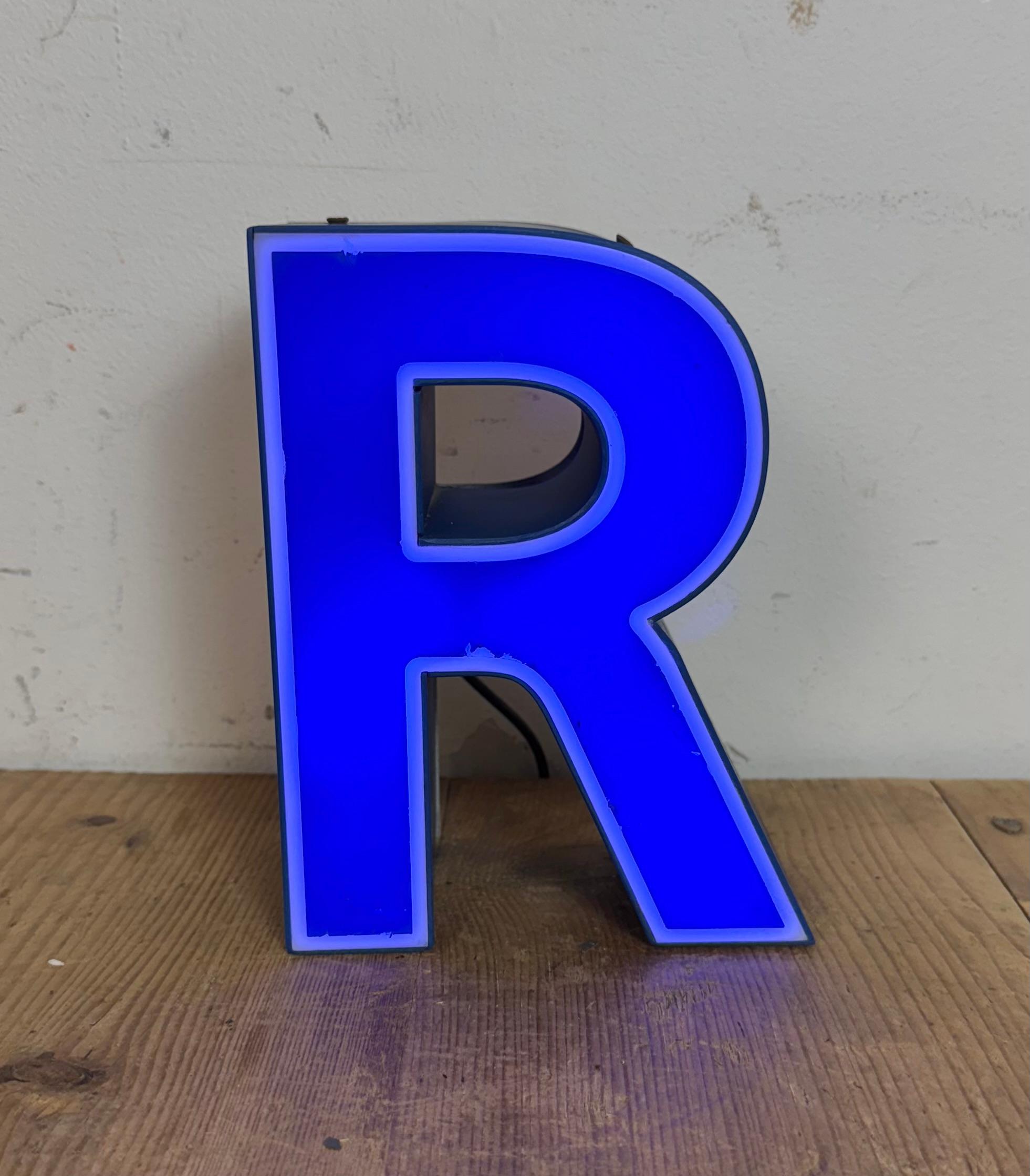 Letra R iluminada de plástico azul vintage, años 70 en venta 5