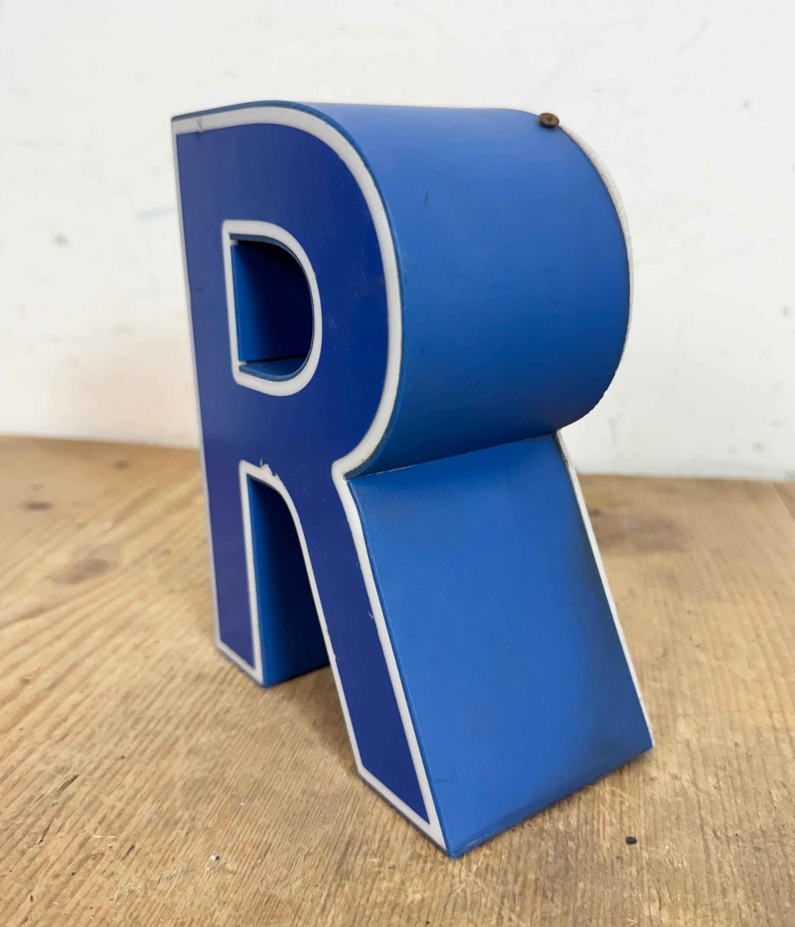 Letra R iluminada de plástico azul vintage, años 70 Industrial en venta