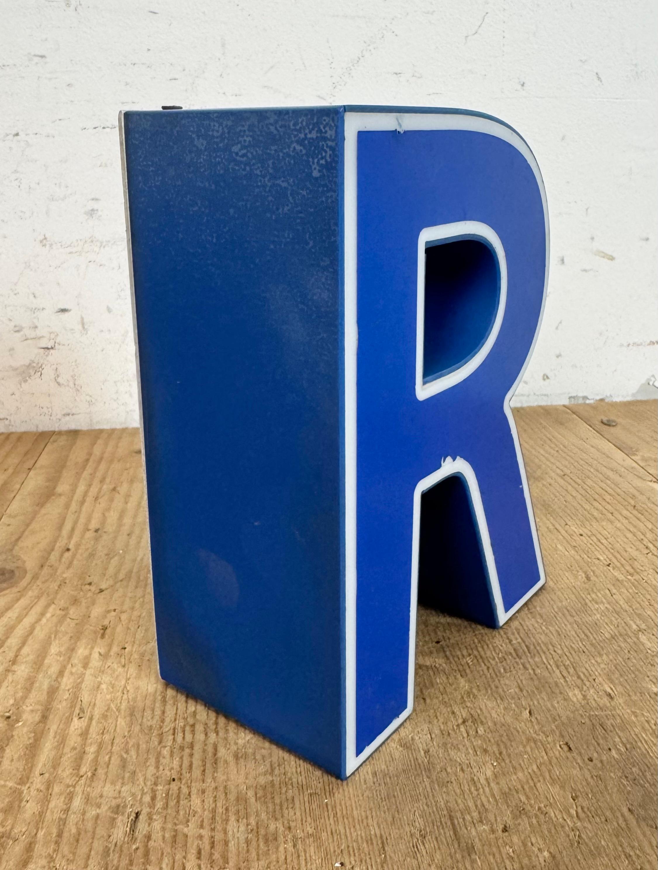Letra R iluminada de plástico azul vintage, años 70 Italiano en venta