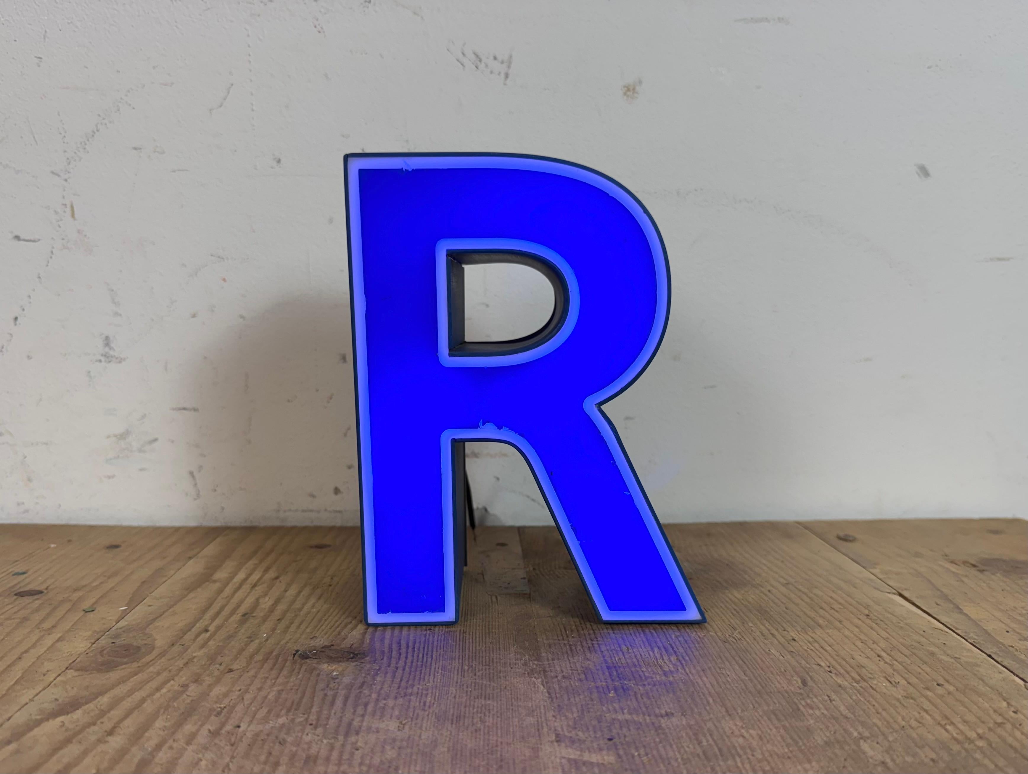 Letra R iluminada de plástico azul vintage, años 70 en venta 2