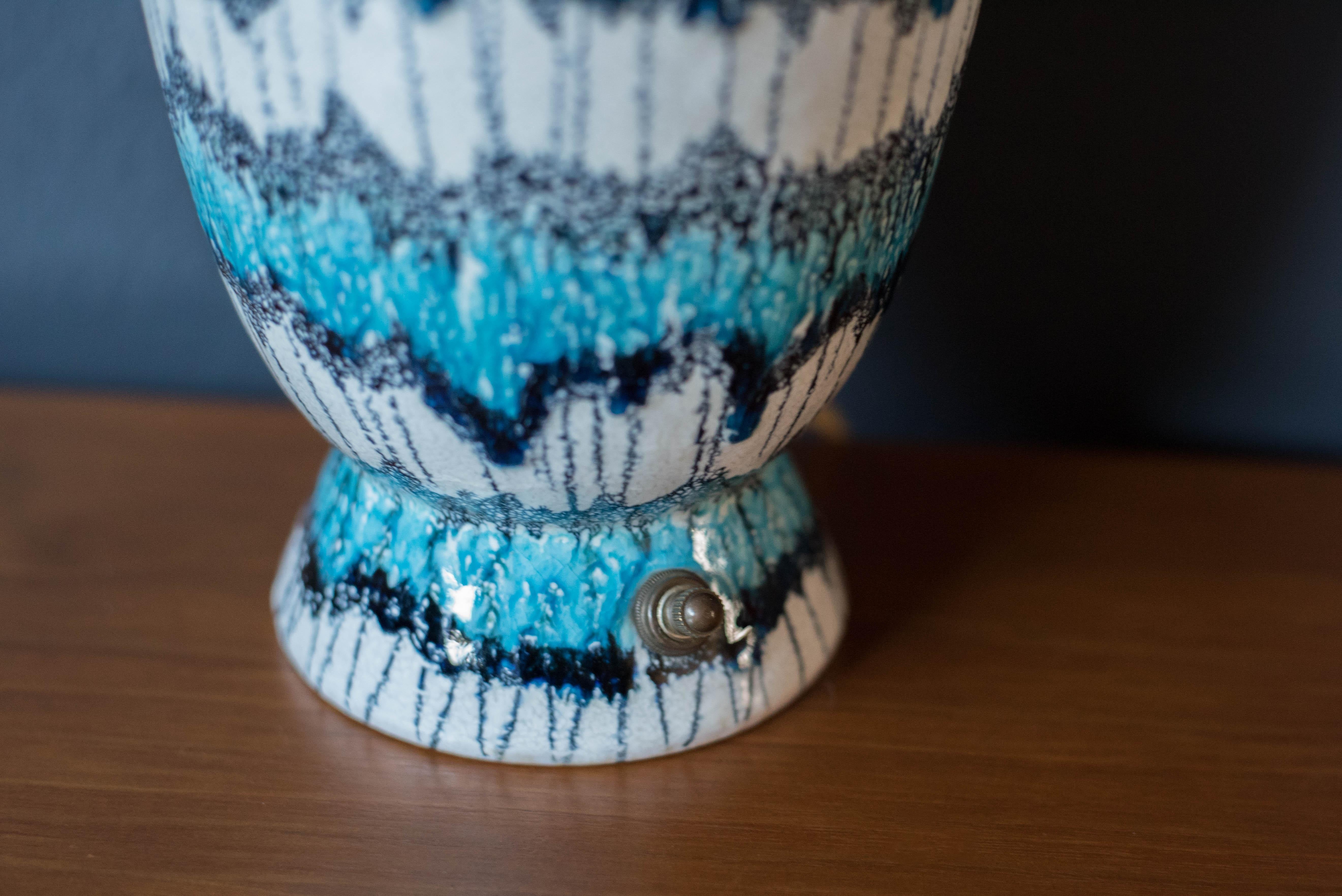 Vintage Blue Pottery Steingut Tischlampe  (Keramik) im Angebot