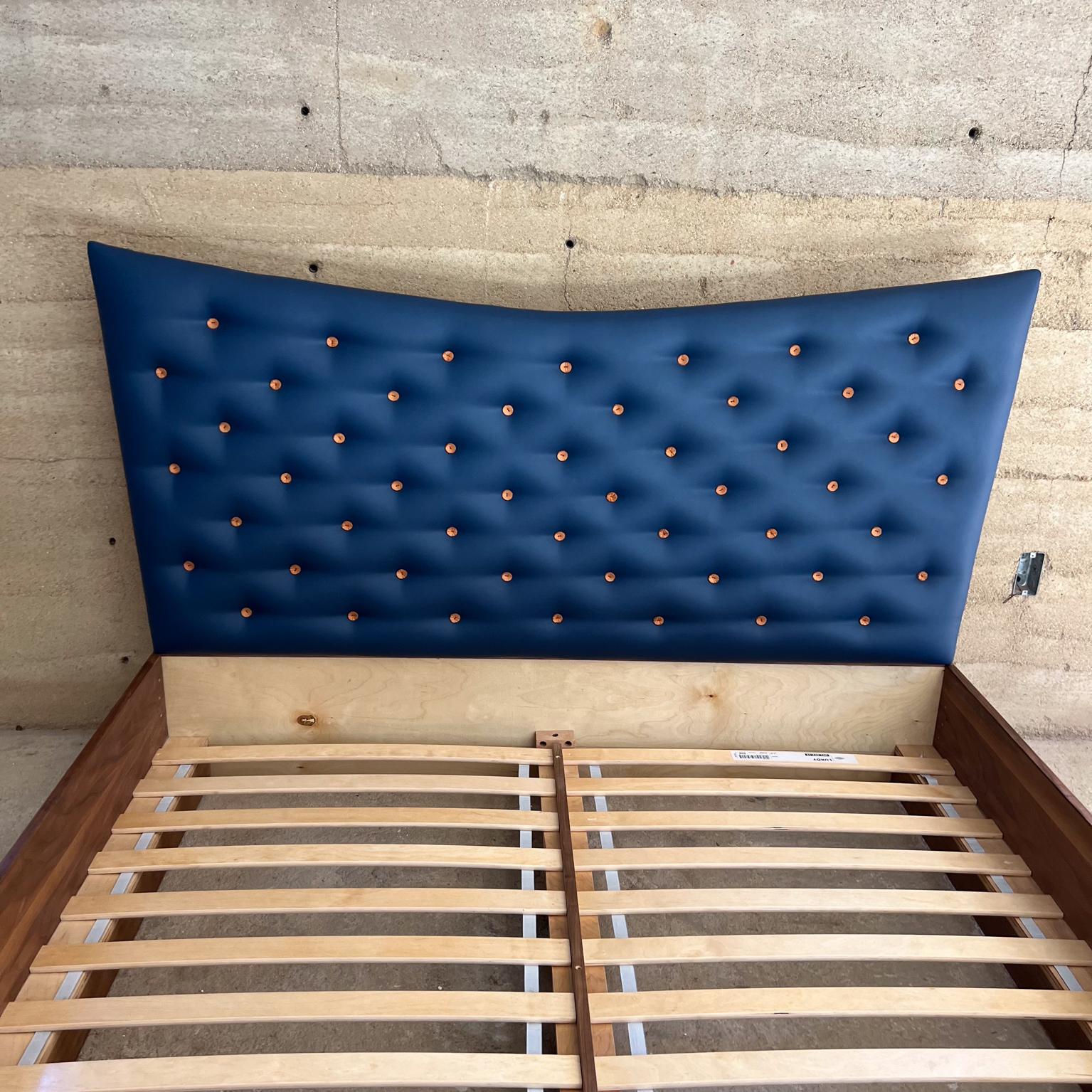 2000s Modern Blue Queen Platform Bed Upholstered Button In Good Condition For Sale In Chula Vista, CA