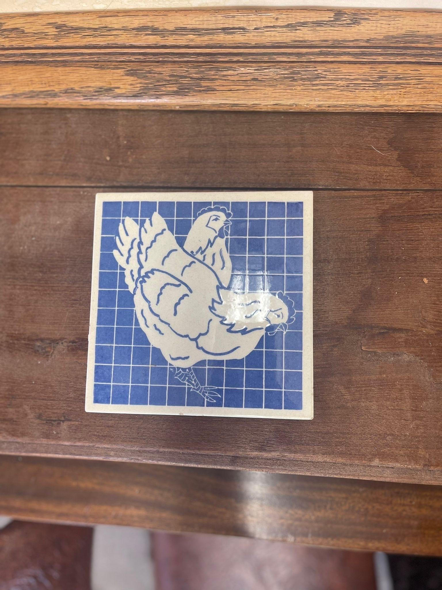 Vintage Azul Gallo Azulejo Posavasos Motivo Plato Único  Art Decor

Dimensiones. 6 ANCH. ; 6 PROF. ; 1/2 PROF.