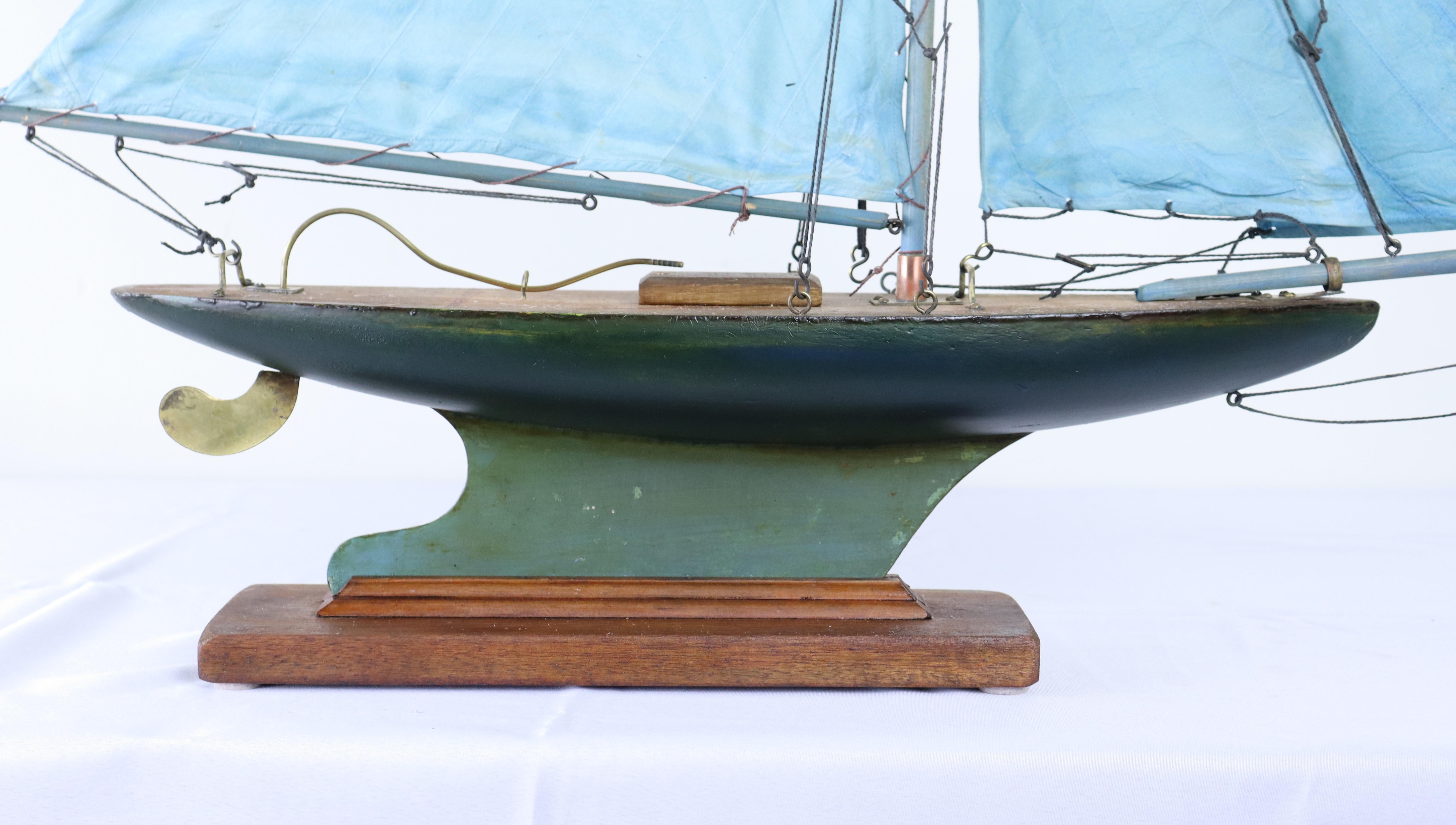 Blaue Segel-Teich- Yacht im Vintage-Stil - H im Angebot 4
