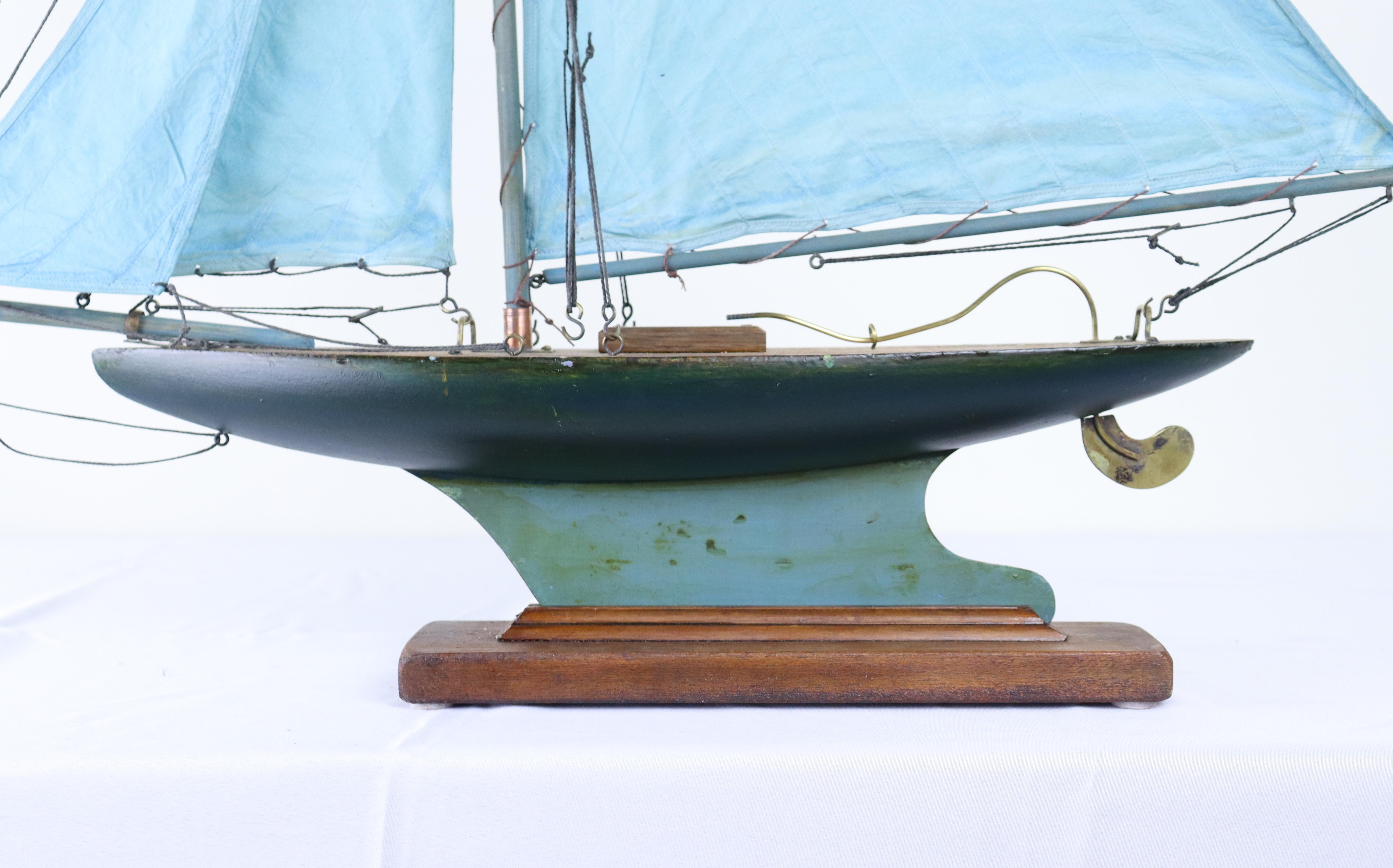Blaue Segel-Teich- Yacht im Vintage-Stil - H im Angebot 5