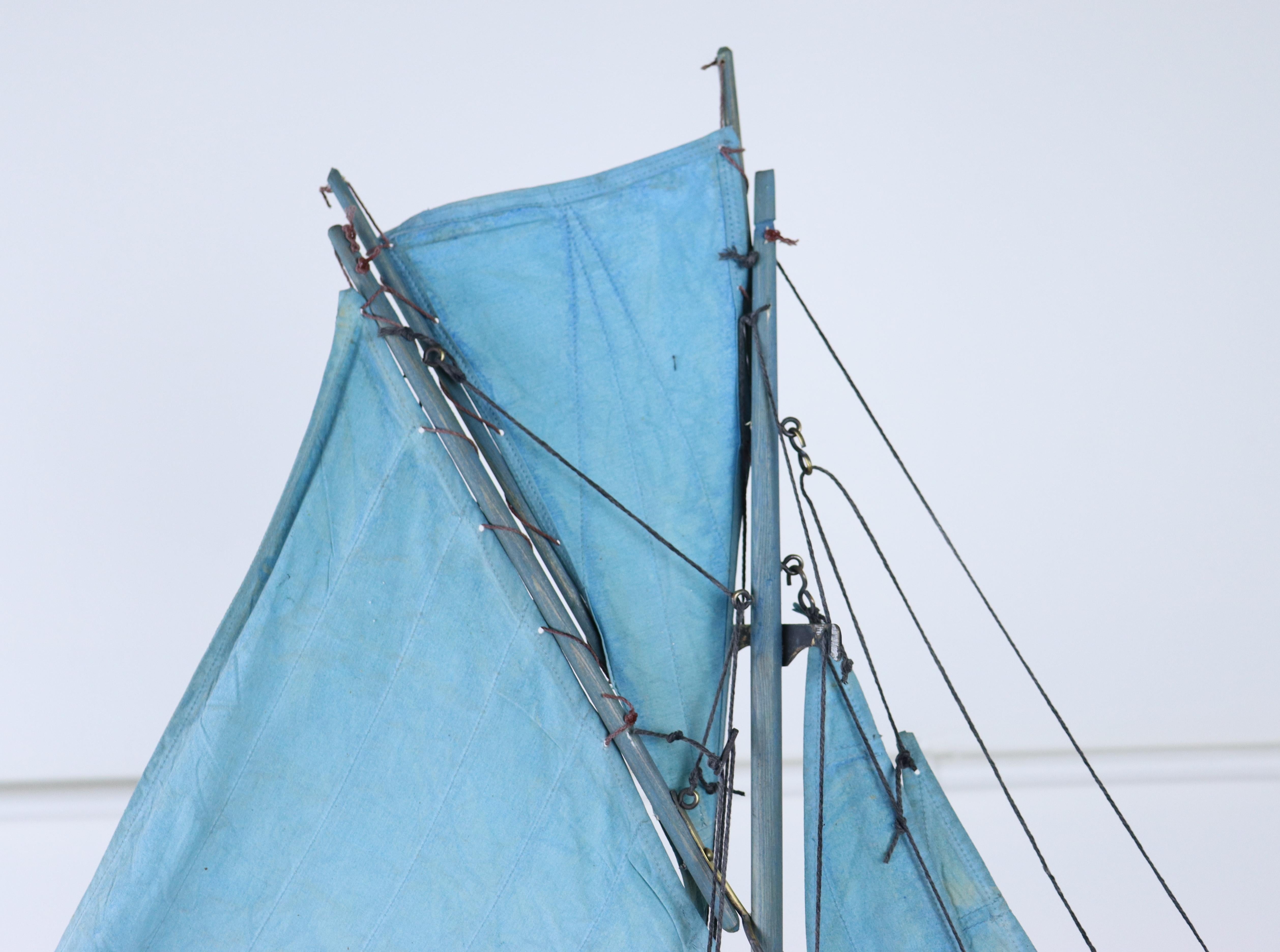 Blaue Segel-Teich- Yacht im Vintage-Stil - H (Englisch) im Angebot