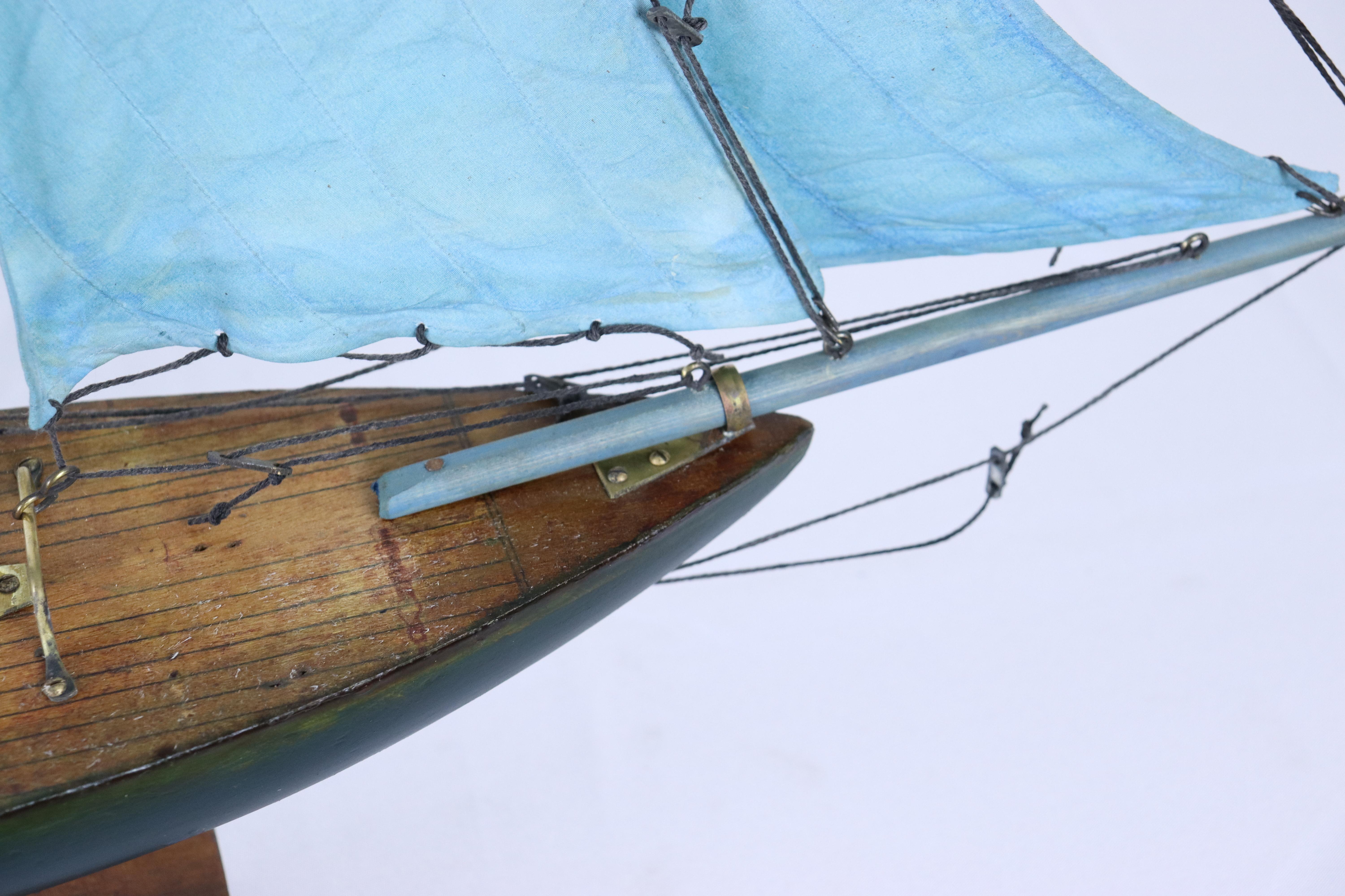 Blaue Segel-Teich- Yacht im Vintage-Stil - H im Angebot 2