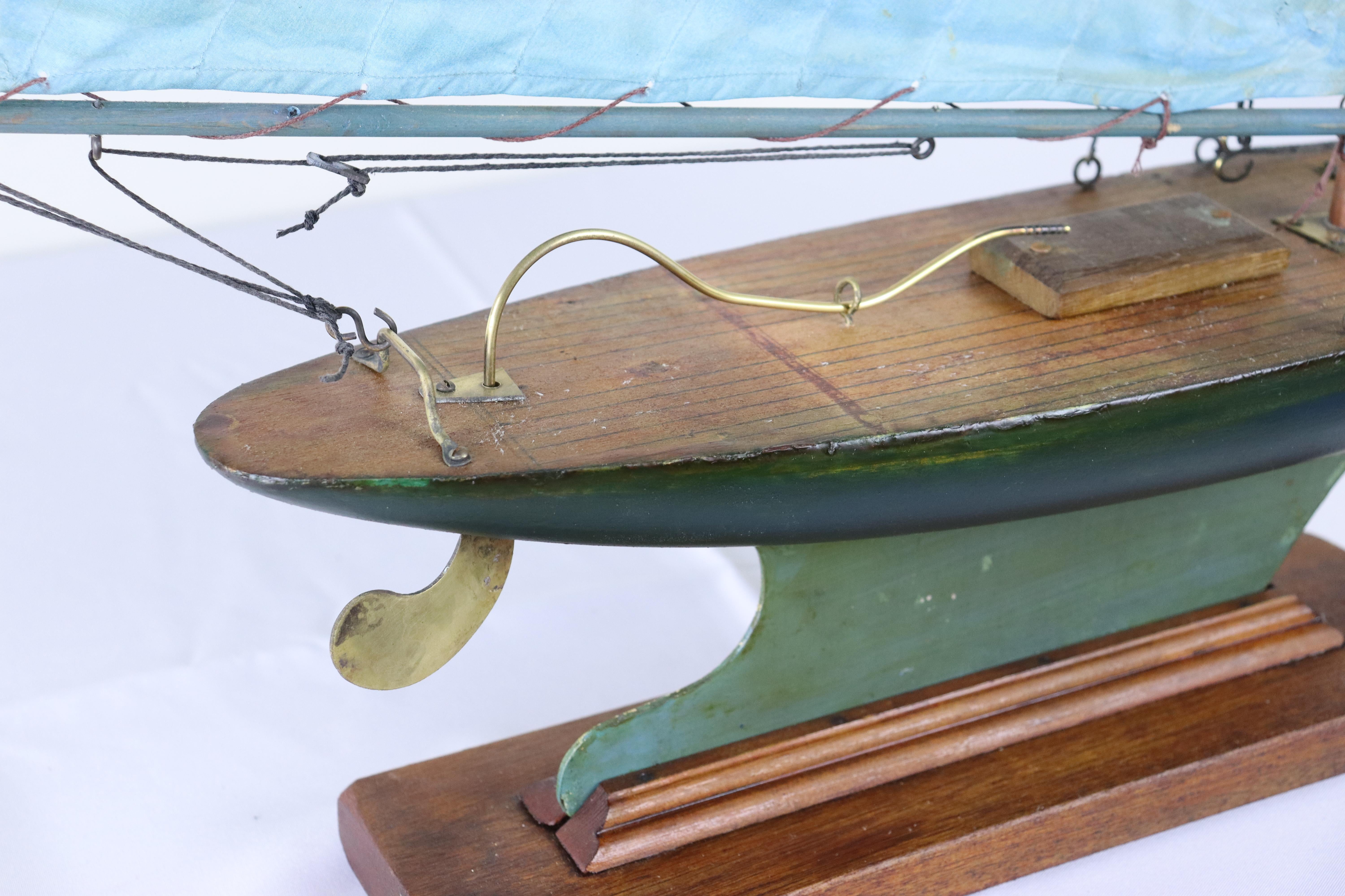 Blaue Segel-Teich- Yacht im Vintage-Stil - H im Angebot 3