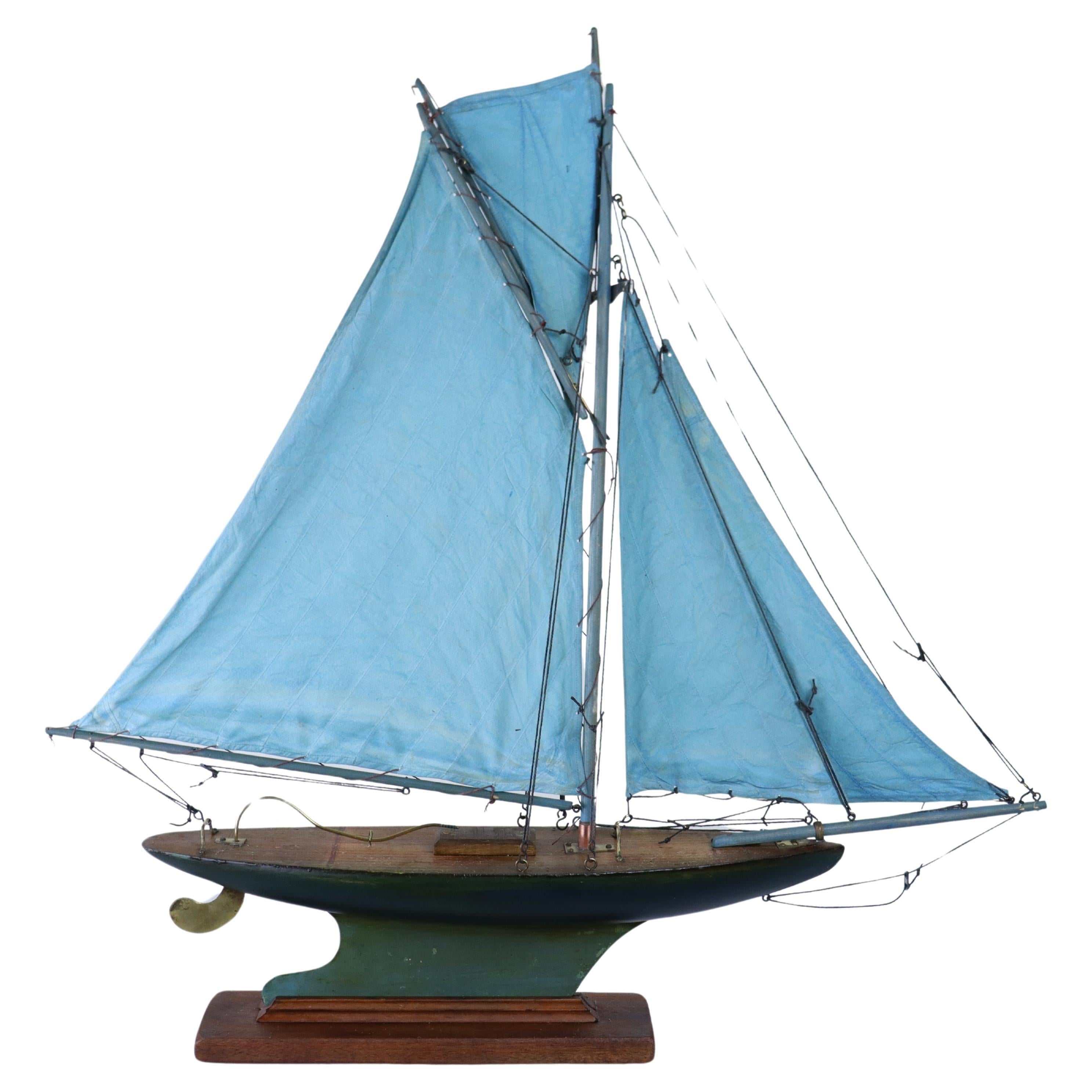 Blaue Segel-Teich- Yacht im Vintage-Stil - H