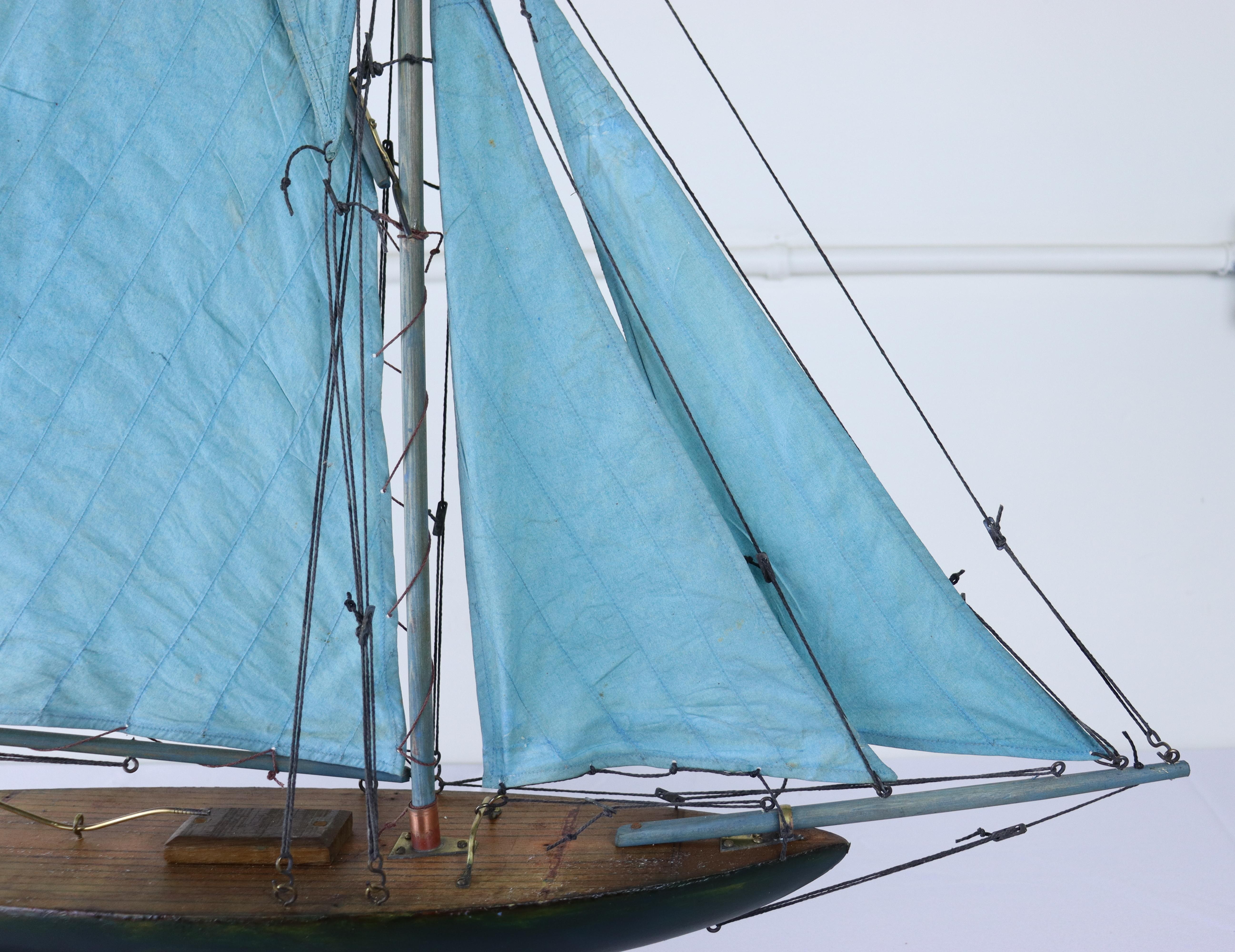 Blaue Segel-Teich- Yacht im Vintage-Stil - I (20. Jahrhundert) im Angebot