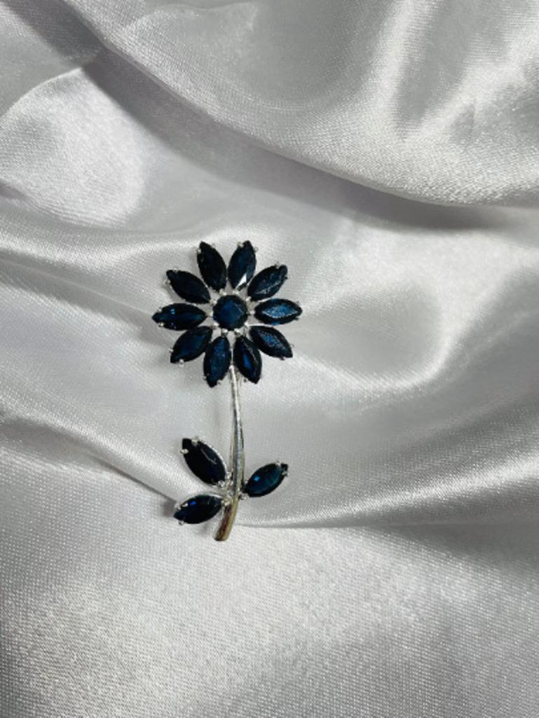 Art Deco 9.70 Carat Blue Sapphire Sunflower Brooch Pin in 925 Sterling Silver  For Sale